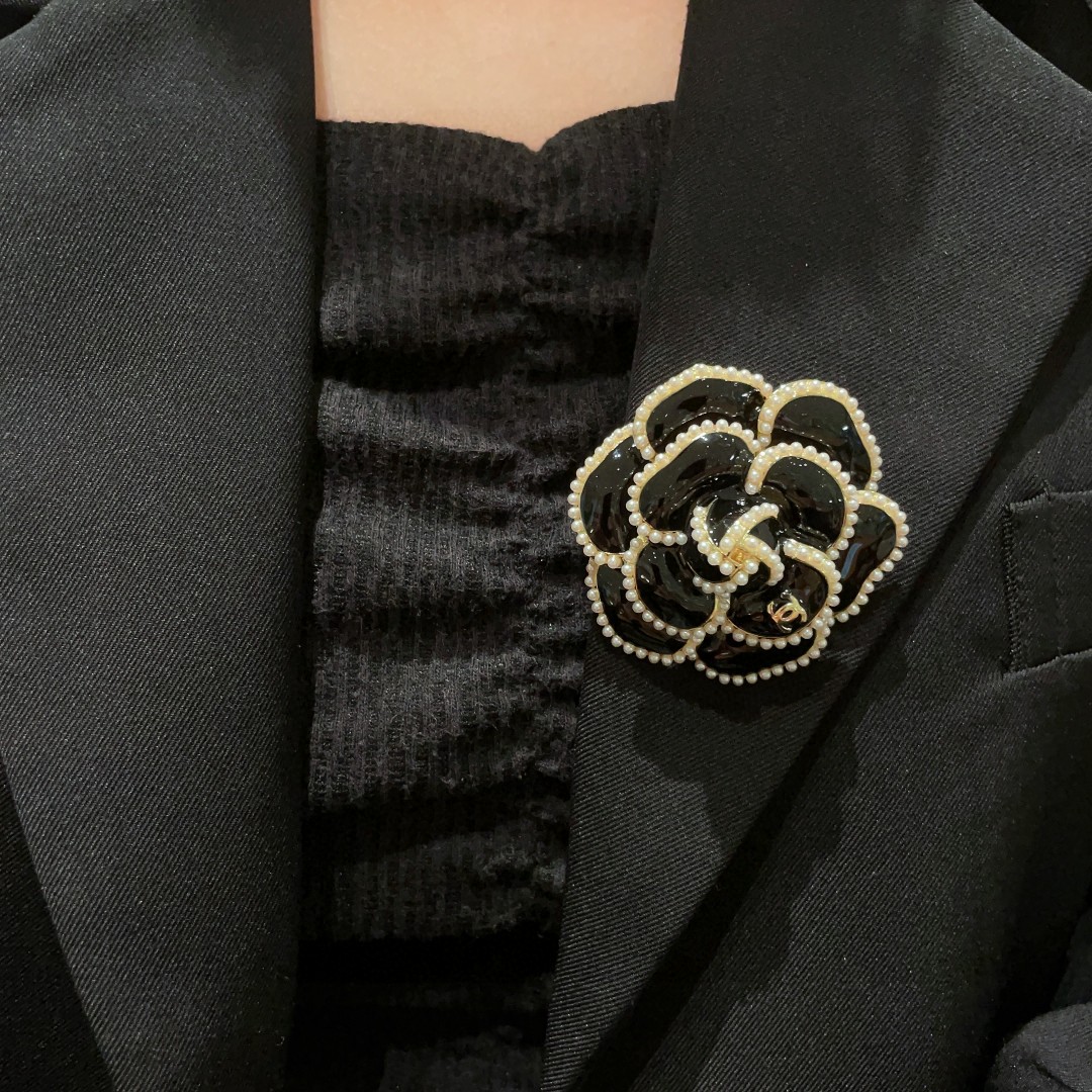 CHANEL🇫🇷小香 专柜新款同步上新香奈儿胸针，是最懂女人的饰物。那些倾注了全部心血去做自己的女人，往