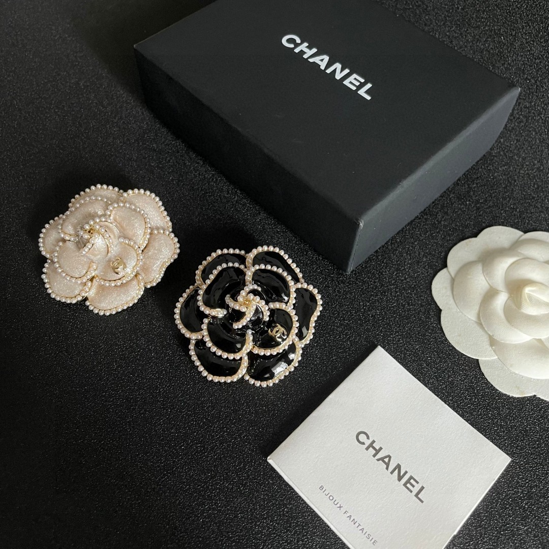 CHANEL🇫🇷小香 专柜新款同步上新香奈儿胸针，是最懂女人的饰物。那些倾注了全部心血去做自己的女人，往