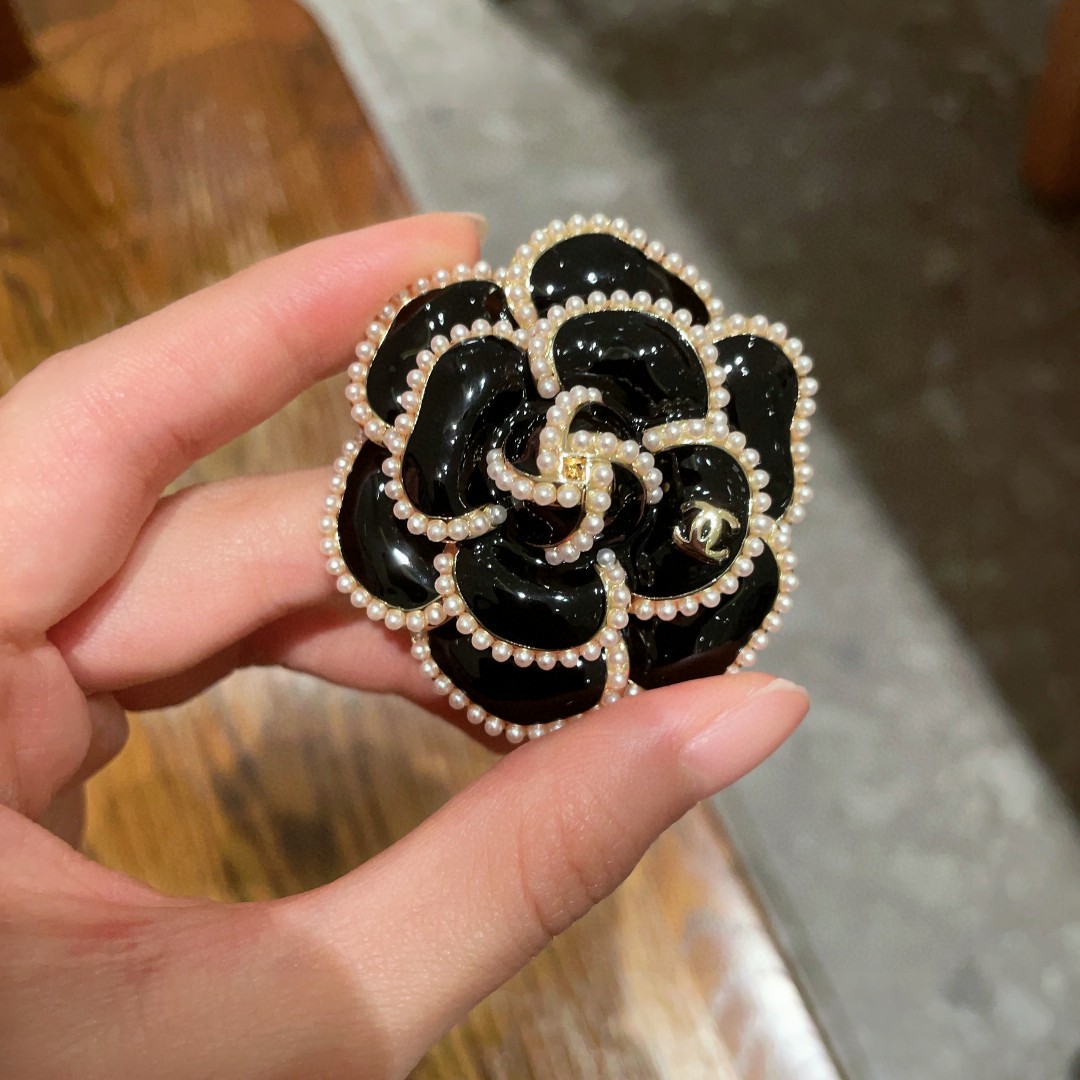 CHANEL🇫🇷小香 专柜新款同步上新香奈儿胸针，是最懂女人的饰物。那些倾注了全部心血去做自己的女人，往
