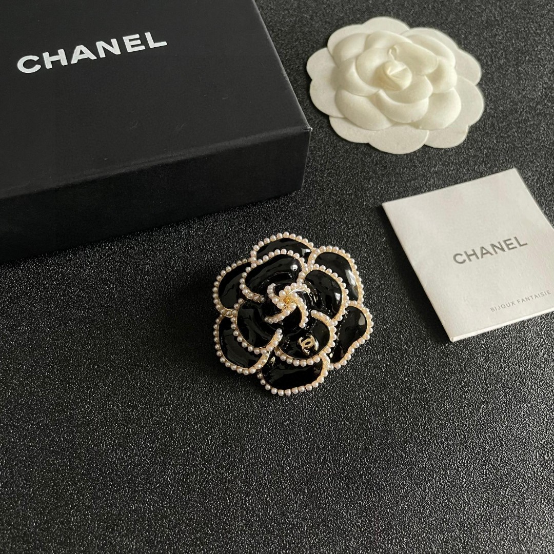 CHANEL🇫🇷小香 专柜新款同步上新香奈儿胸针，是最懂女人的饰物。那些倾注了全部心血去做自己的女人，往