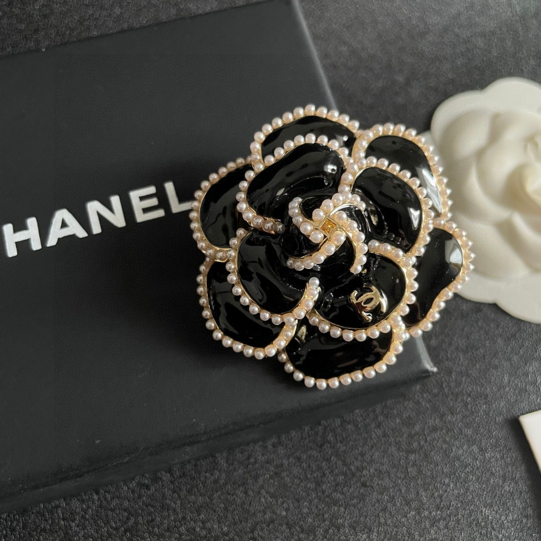 CHANEL🇫🇷小香 专柜新款同步上新香奈儿胸针，是最懂女人的饰物。那些倾注了全部心血去做自己的女人，往