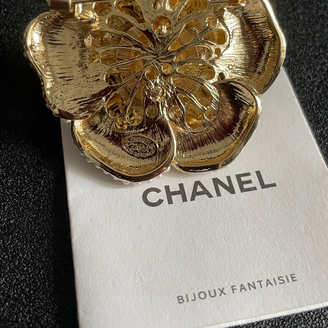 CHANEL🇫🇷小香 专柜新款同步上新香奈儿胸针，是最懂女人的饰物。那些倾注了全部心血去做自己的女人，往