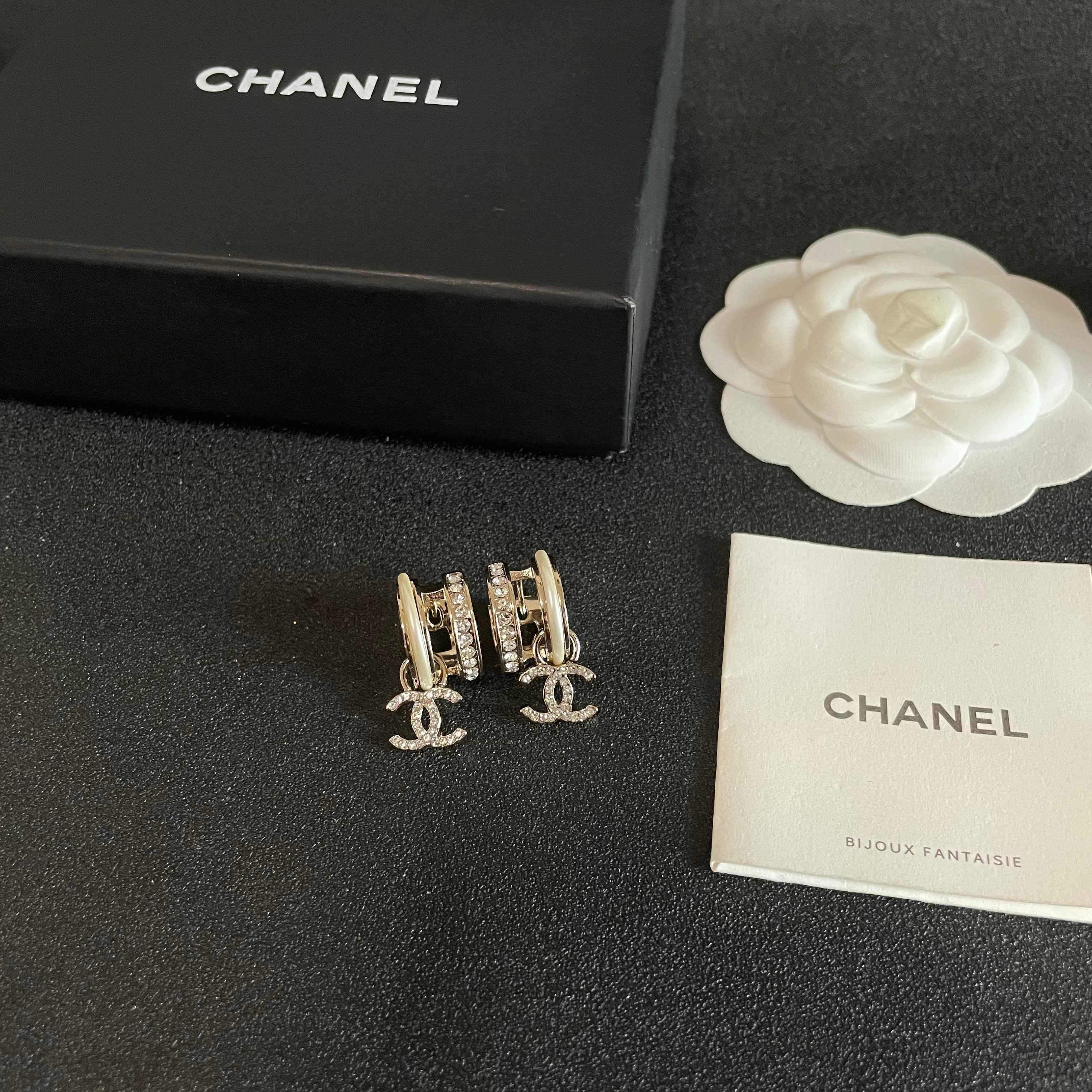 Chanel香奈儿 中古 双C耳钉👀小香家的款式真心无需多介绍😘🎶每一款都超好看，精致大方，非常显气质