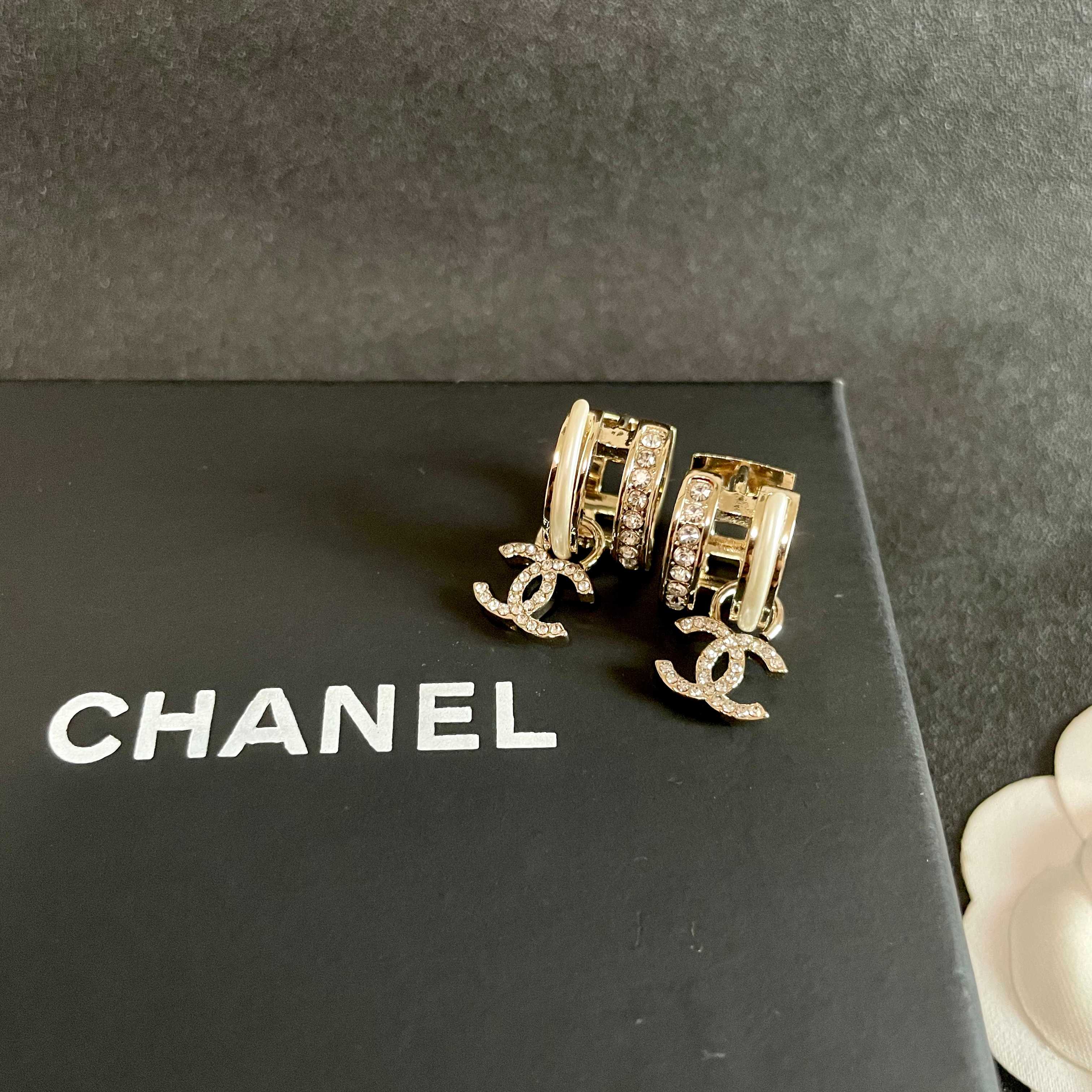Chanel香奈儿 中古 双C耳钉👀小香家的款式真心无需多介绍😘🎶每一款都超好看，精致大方，非常显气质