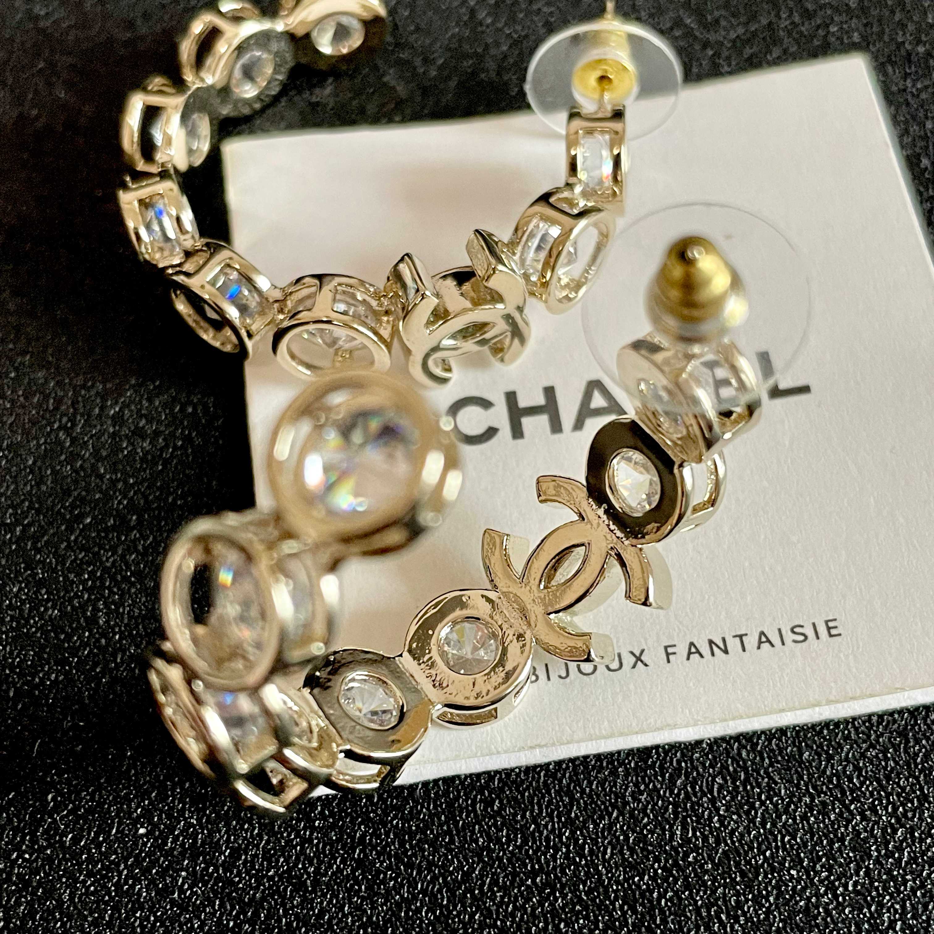 Chanel香奈儿 中古 双C耳钉👀小香家的款式真心无需多介绍😘🎶每一款都超好看，精致大方，非常显气质