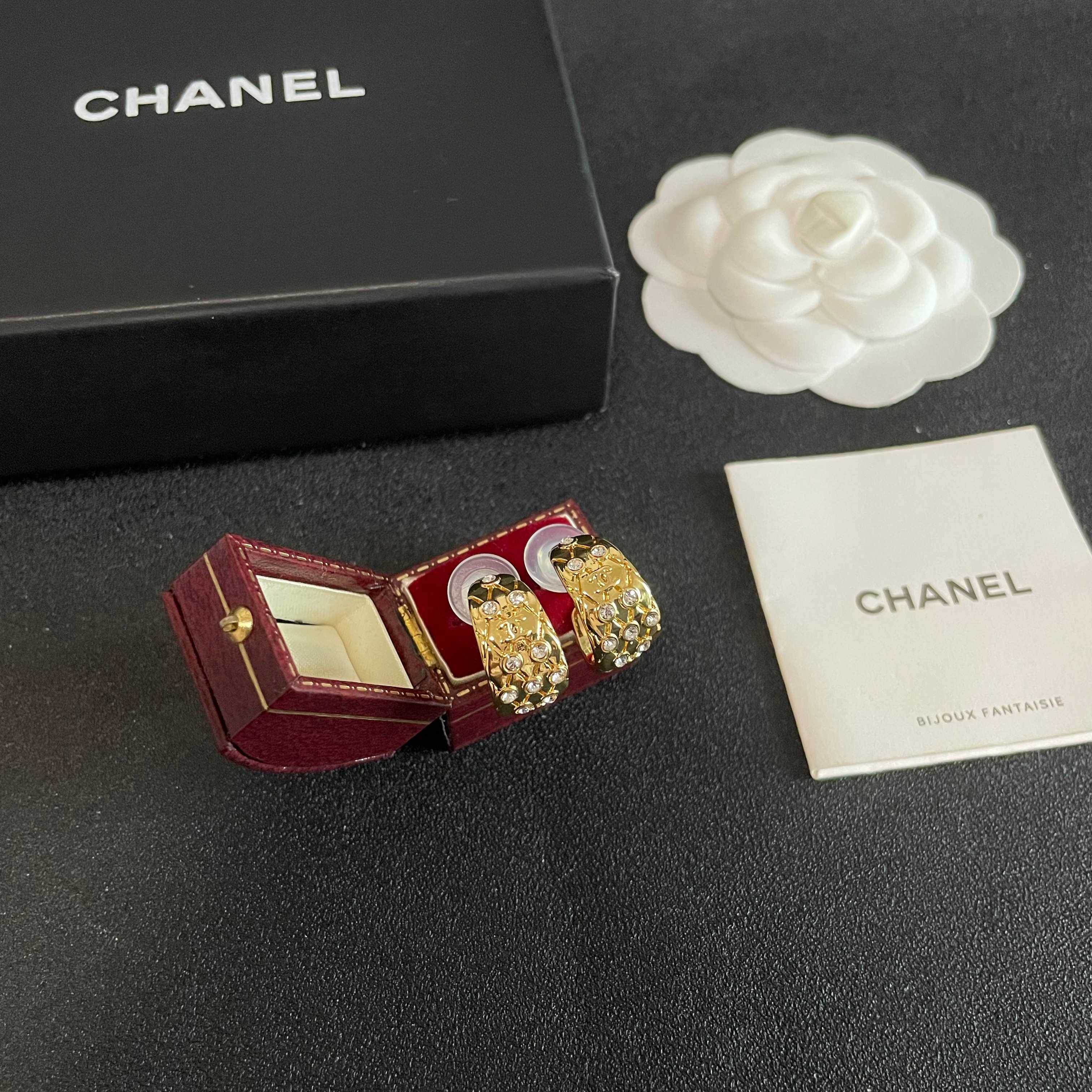 Chanel香奈儿 中古 双C耳钉👀小香家的款式真心无需多介绍😘🎶每一款都超好看，精致大方，非常显气质