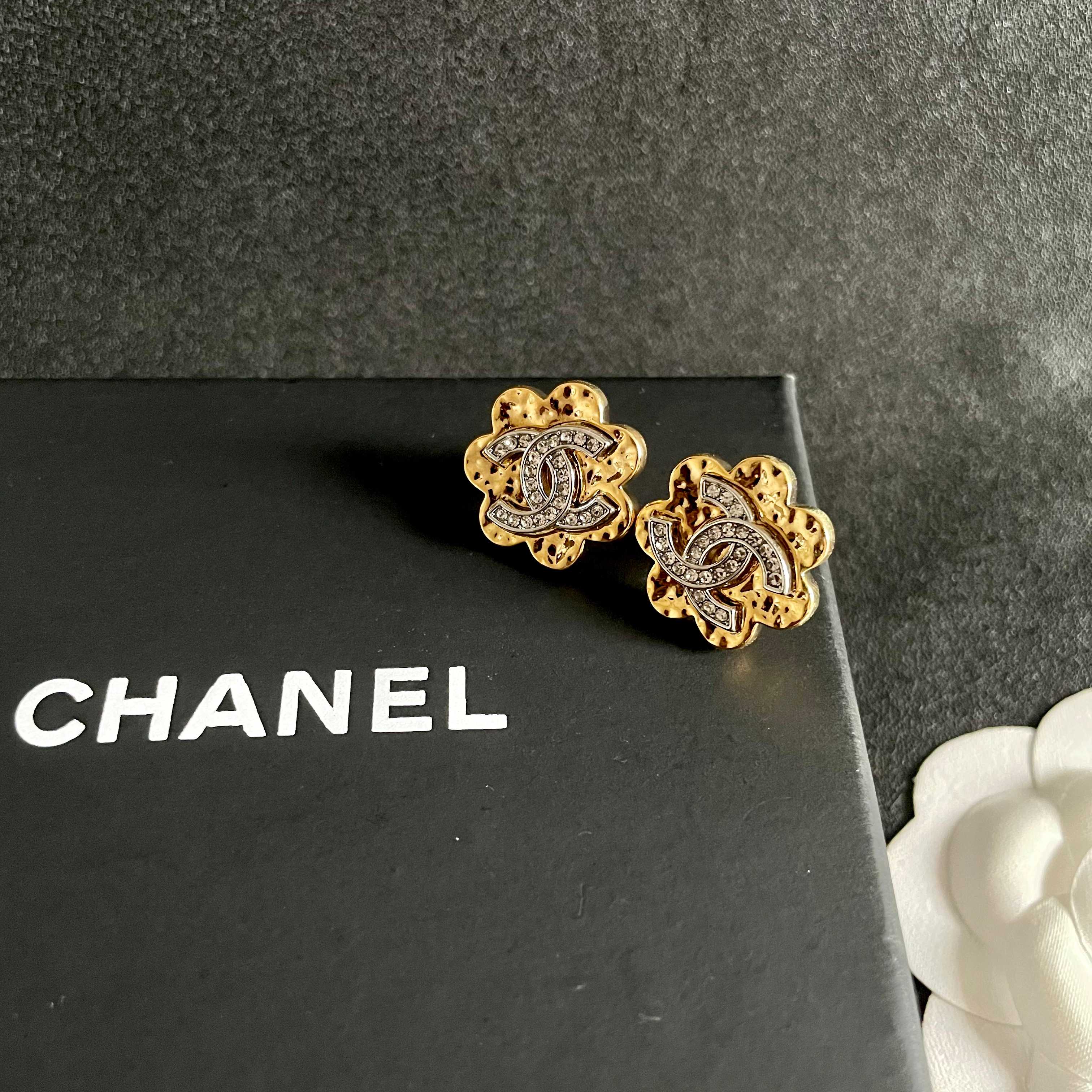 Chanel香奈儿 中古 双C耳钉👀小香家的款式真心无需多介绍😘🎶每一款都超好看，精致大方，非常显气质