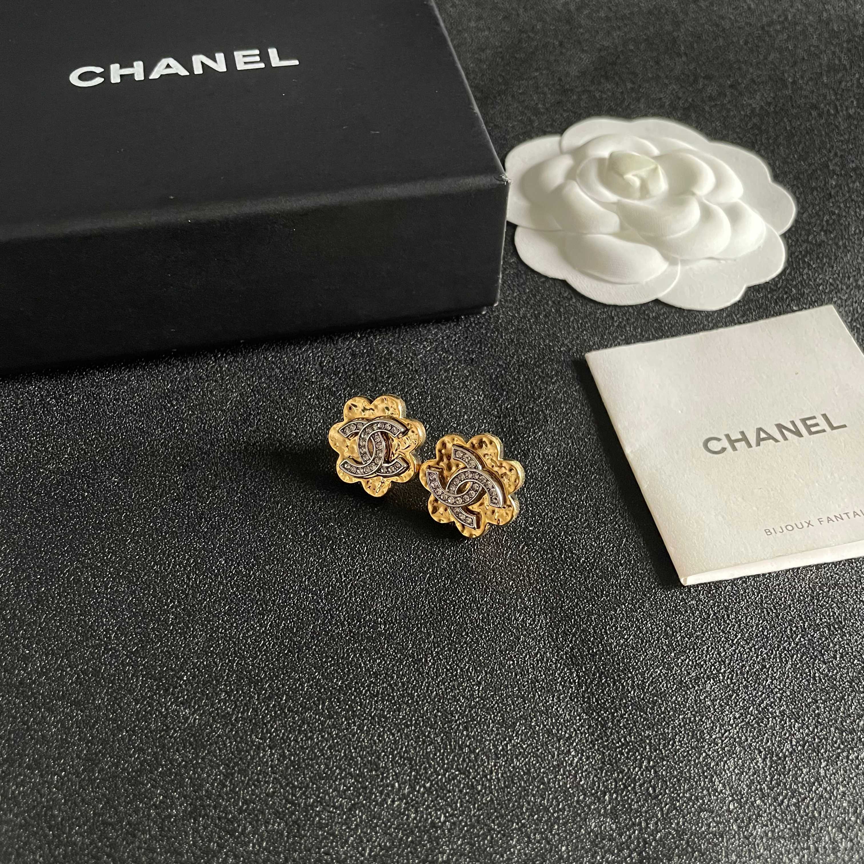 Chanel香奈儿 中古 双C耳钉👀小香家的款式真心无需多介绍😘🎶每一款都超好看，精致大方，非常显气质