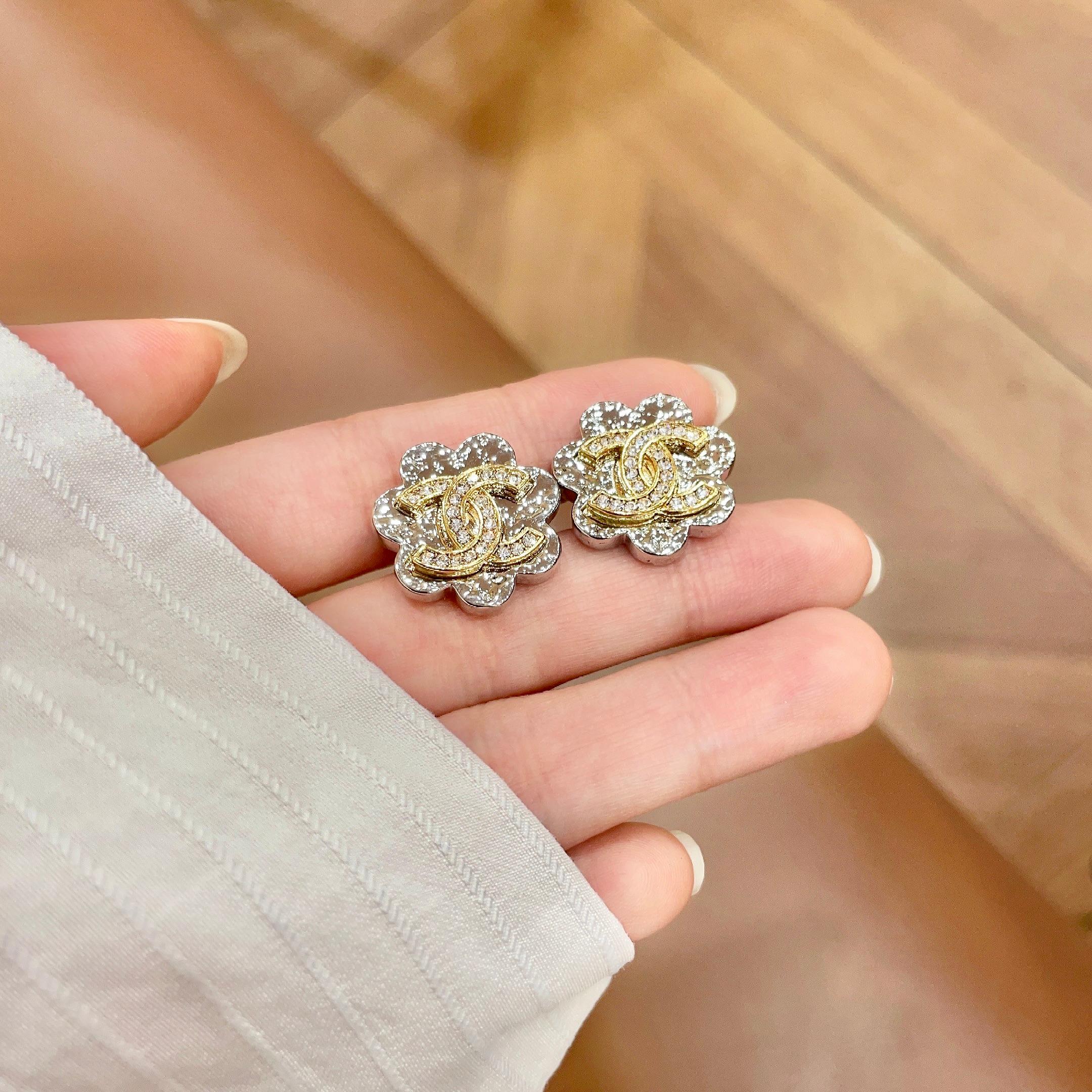 Chanel香奈儿 中古 双C耳钉👀小香家的款式真心无需多介绍😘🎶每一款都超好看，精致大方，非常显气质