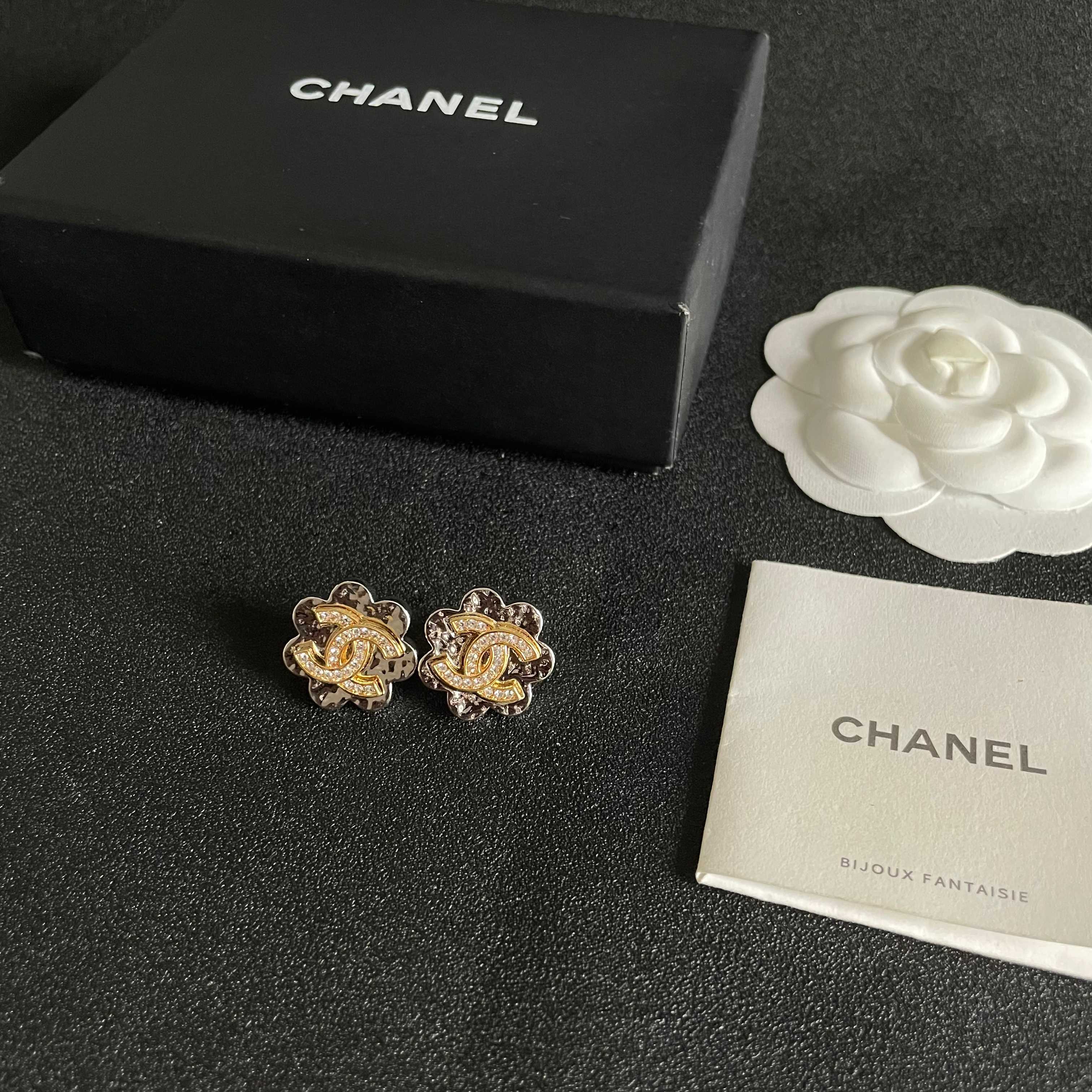 Chanel香奈儿 中古 双C耳钉👀小香家的款式真心无需多介绍😘🎶每一款都超好看，精致大方，非常显气质