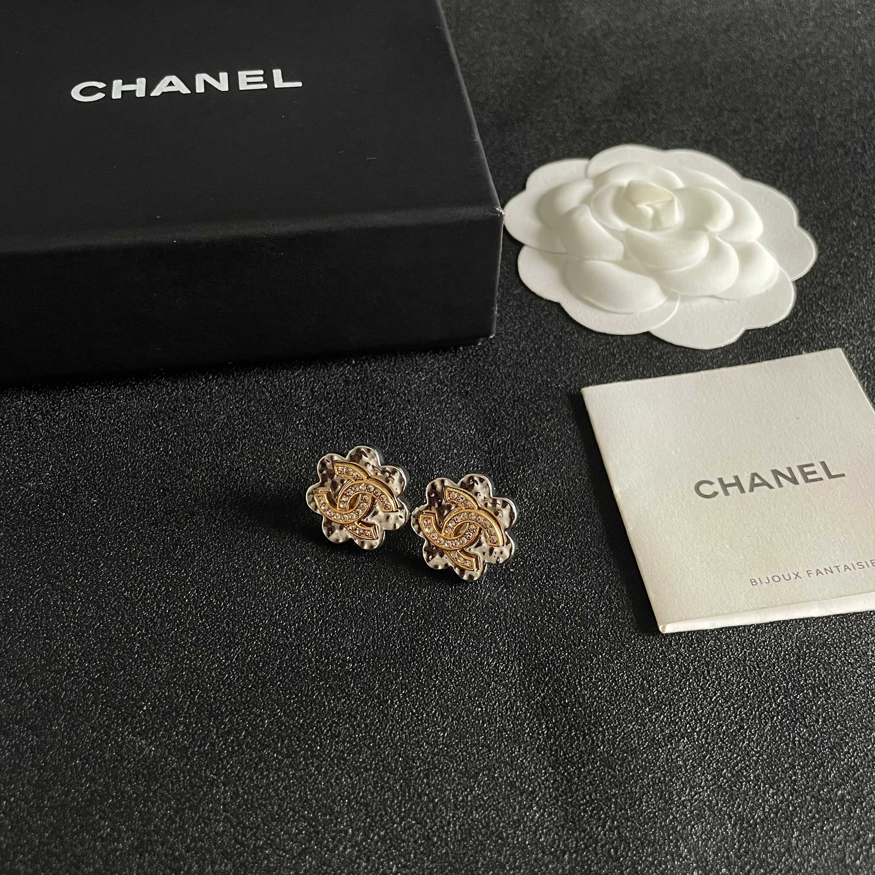 Chanel香奈儿 中古 双C耳钉👀小香家的款式真心无需多介绍😘🎶每一款都超好看，精致大方，非常显气质