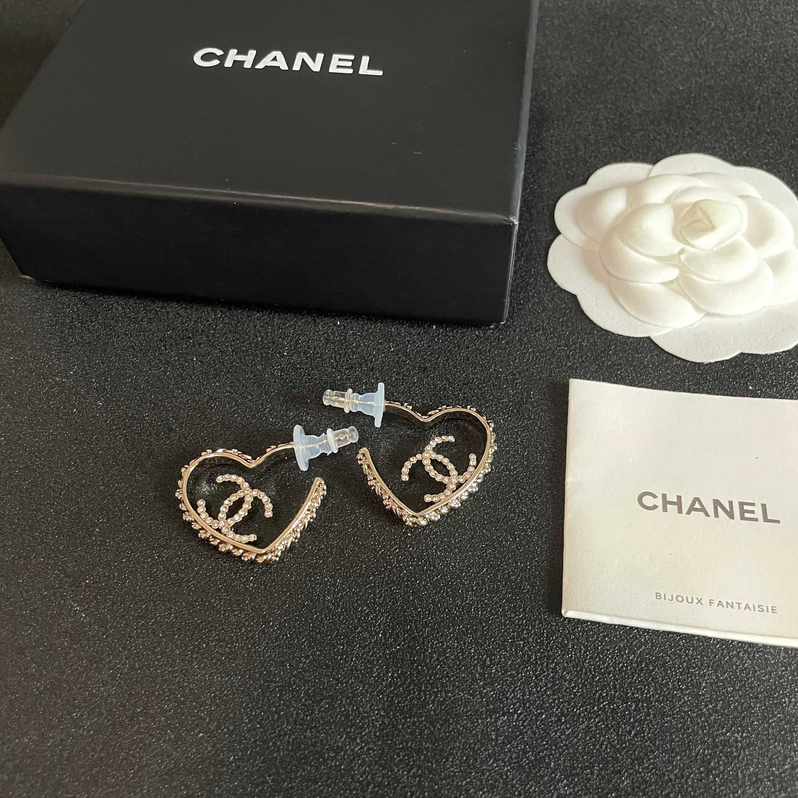 Chanel香奈儿 中古 双C耳钉👀小香家的款式真心无需多介绍😘🎶每一款都超好看，精致大方，非常显气质