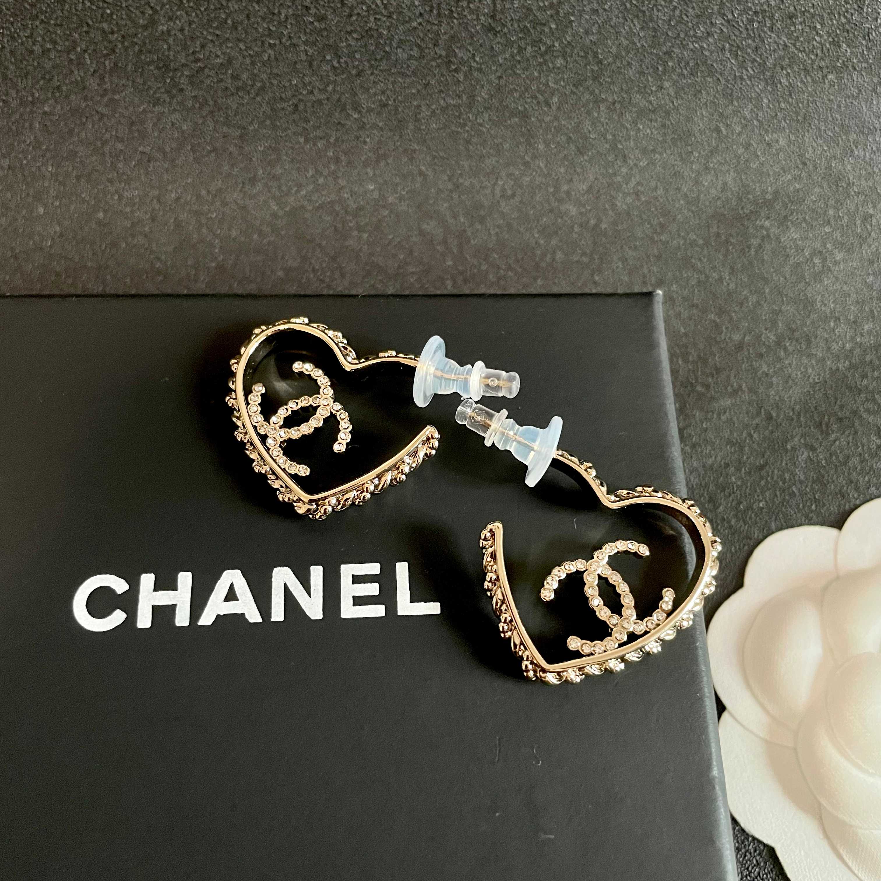 Chanel香奈儿 中古 双C耳钉👀小香家的款式真心无需多介绍😘🎶每一款都超好看，精致大方，非常显气质