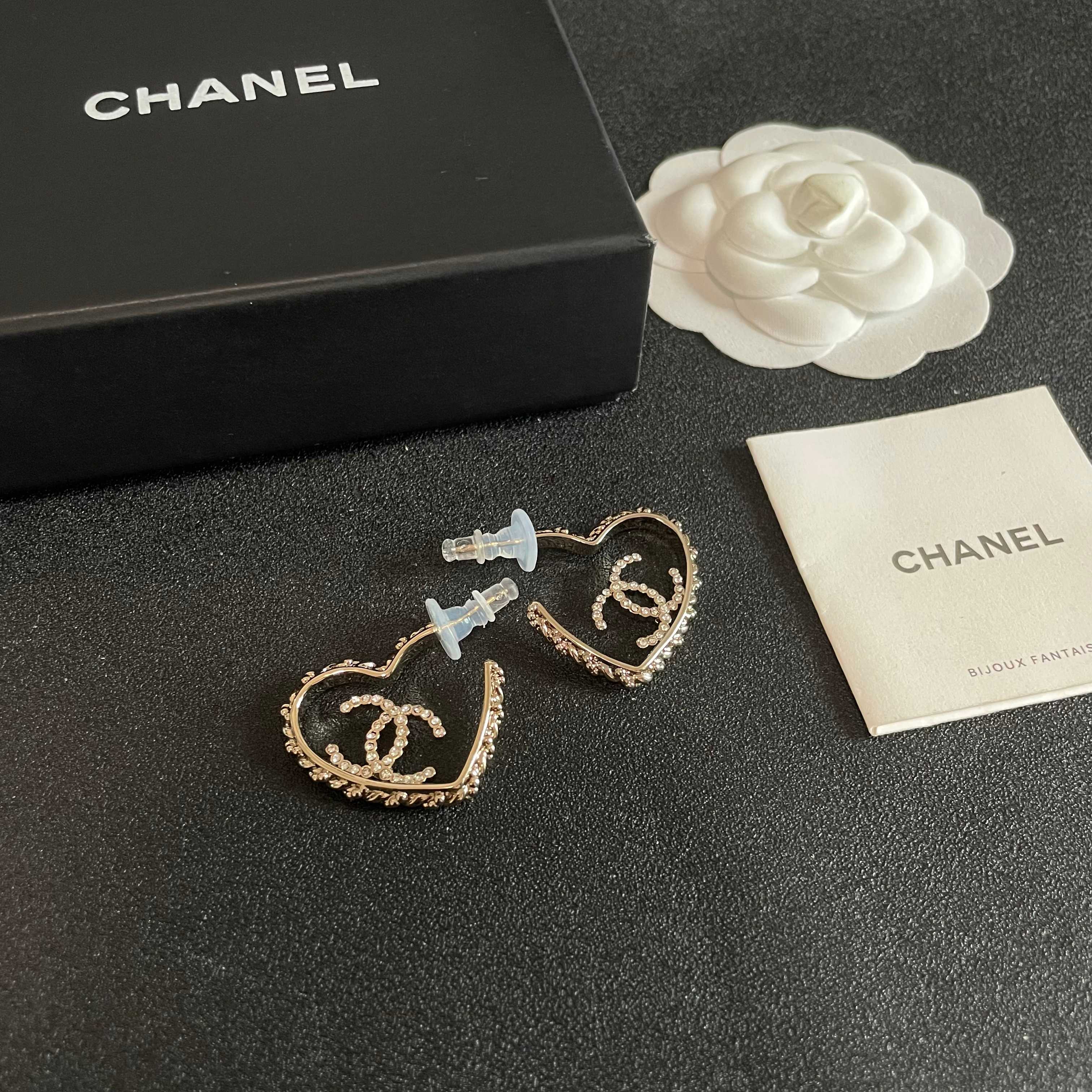 Chanel香奈儿 中古 双C耳钉👀小香家的款式真心无需多介绍😘🎶每一款都超好看，精致大方，非常显气质
