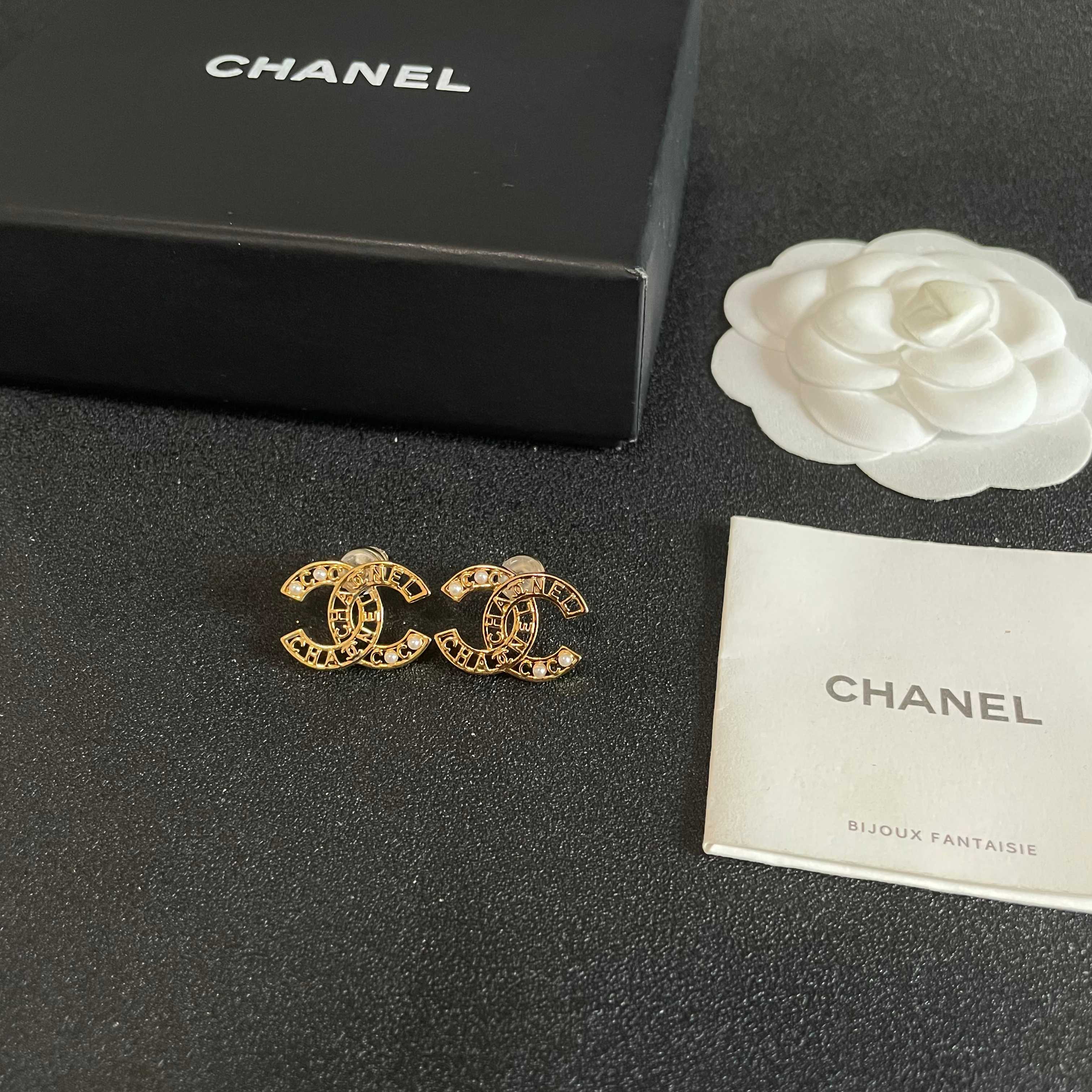 Chanel香奈儿 中古 双C耳钉👀小香家的款式真心无需多介绍😘🎶每一款都超好看，精致大方，非常显气质