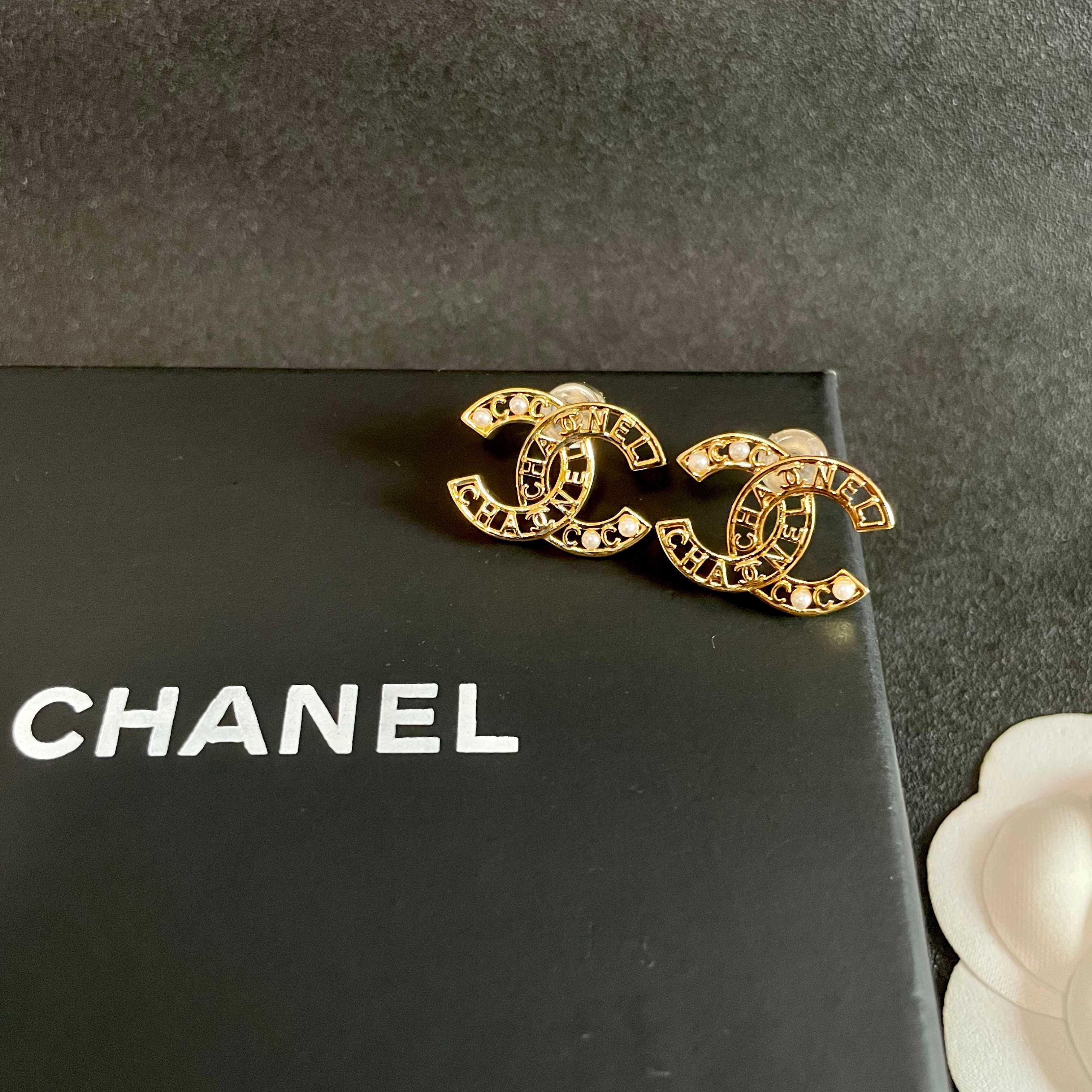 Chanel香奈儿 中古 双C耳钉👀小香家的款式真心无需多介绍😘🎶每一款都超好看，精致大方，非常显气质