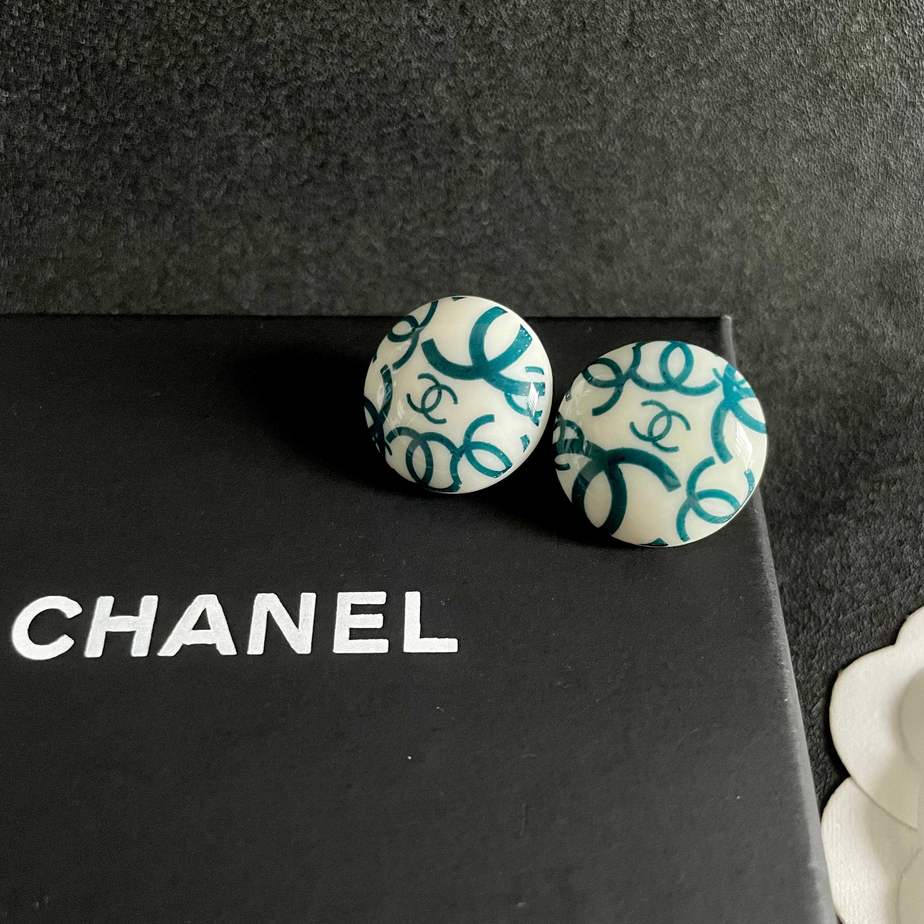 Chanel香奈儿 中古 字母 耳钉👀小香家的款式真心无需多介绍😘🎶每一款都超好看，精致大方，非常显气质