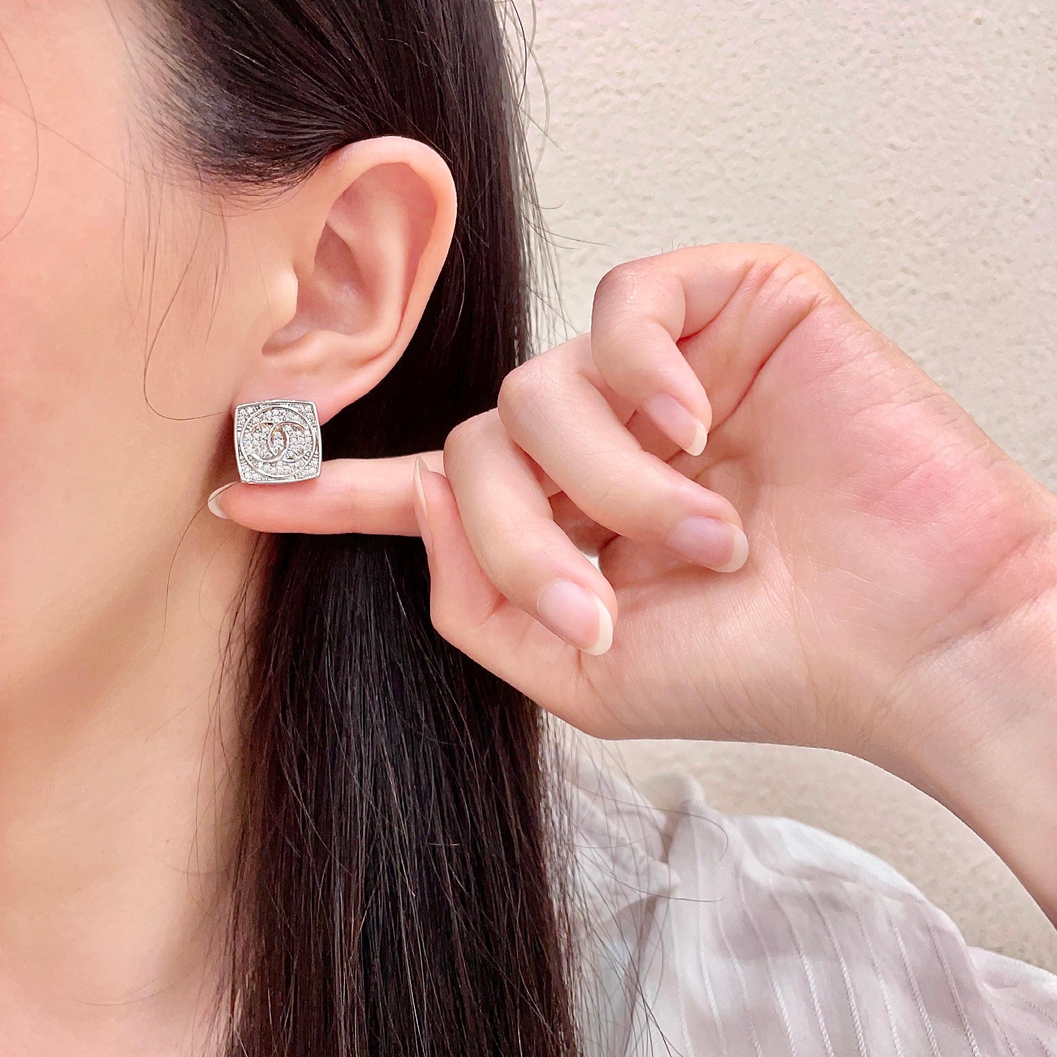 Chanel香奈儿 中古 字母 耳钉👀小香家的款式真心无需多介绍😘🎶每一款都超好看，精致大方，非常显气质