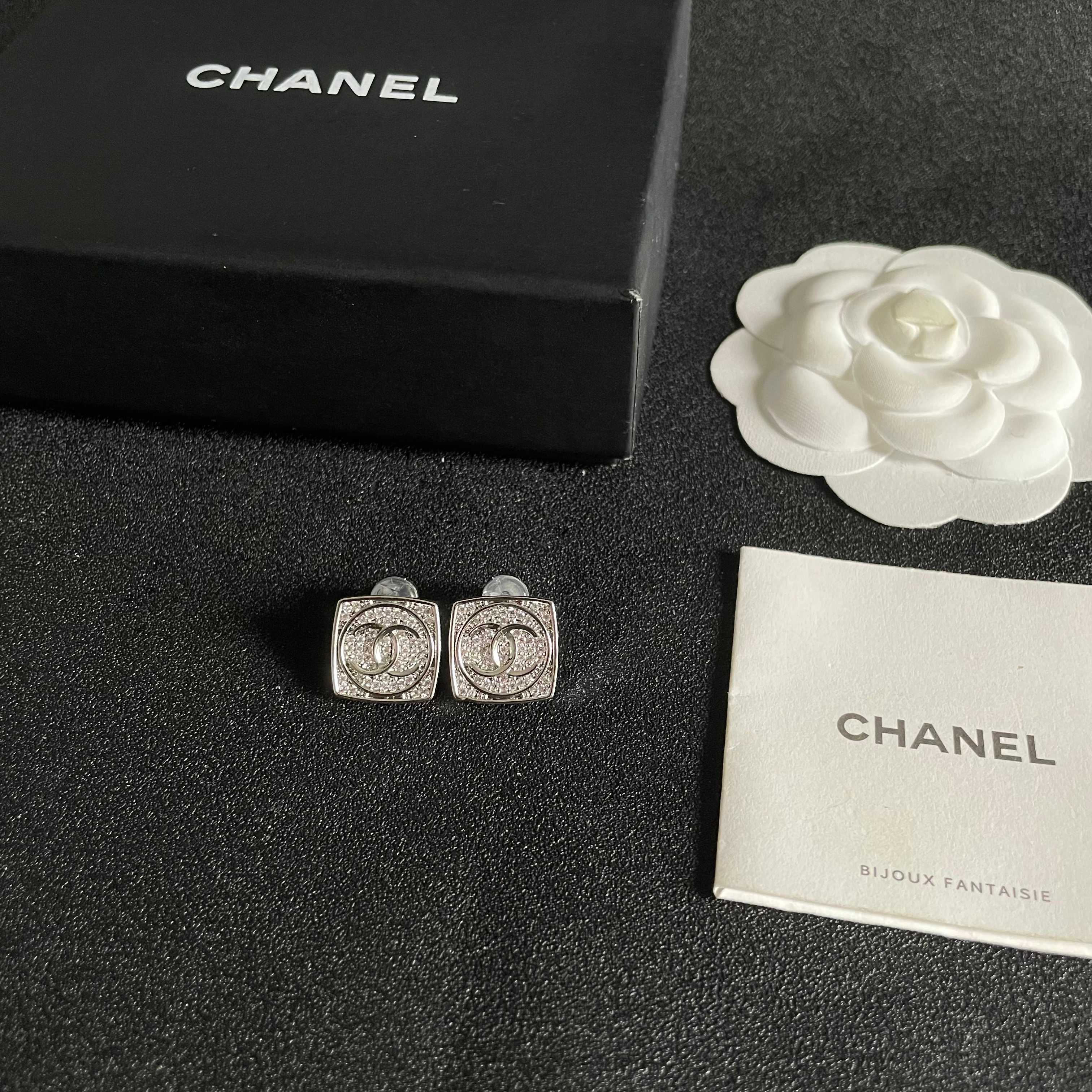 Chanel香奈儿 中古 字母 耳钉👀小香家的款式真心无需多介绍😘🎶每一款都超好看，精致大方，非常显气质