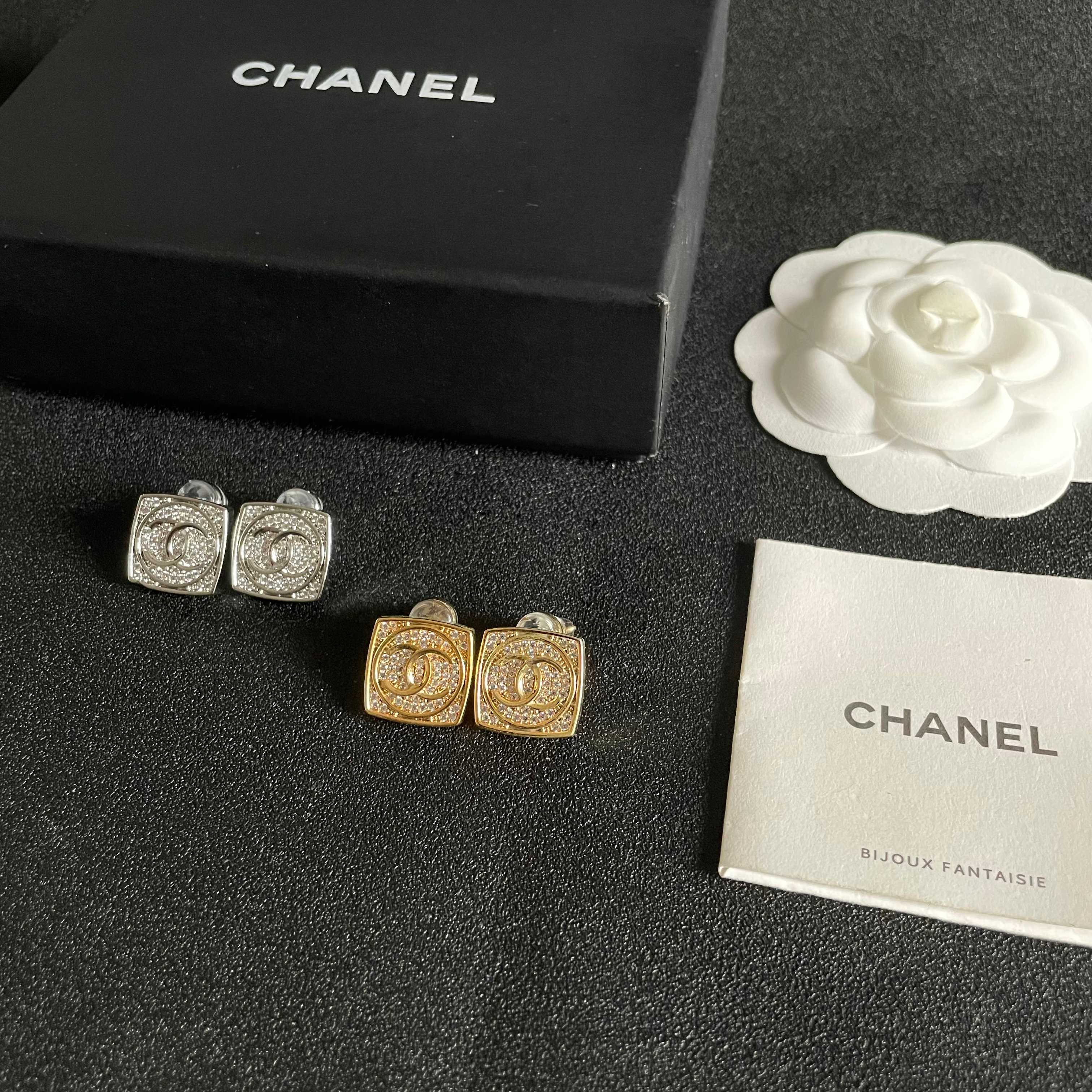 Chanel香奈儿 中古 字母 耳钉👀小香家的款式真心无需多介绍😘🎶每一款都超好看，精致大方，非常显气质