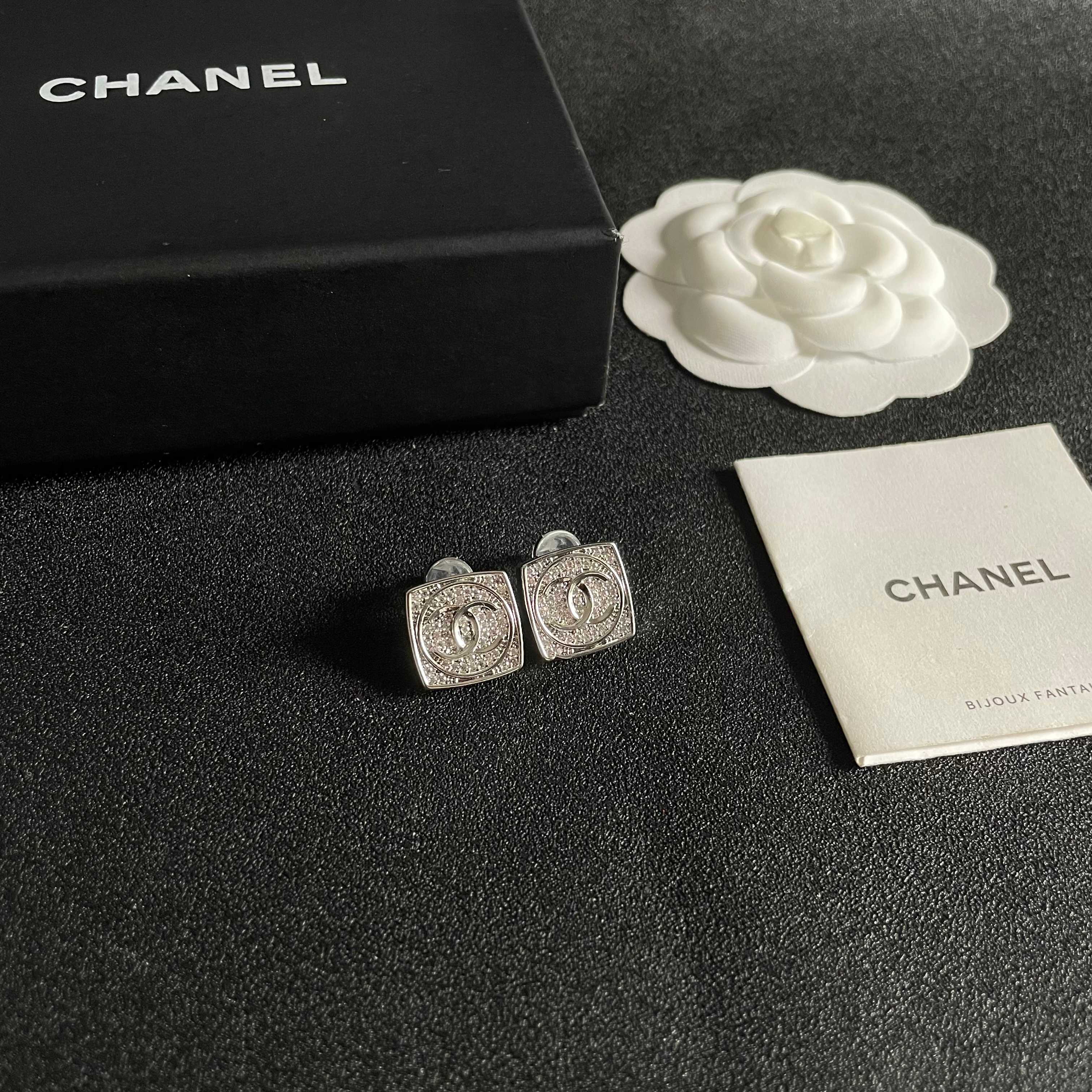 Chanel香奈儿 中古 字母 耳钉👀小香家的款式真心无需多介绍😘🎶每一款都超好看，精致大方，非常显气质