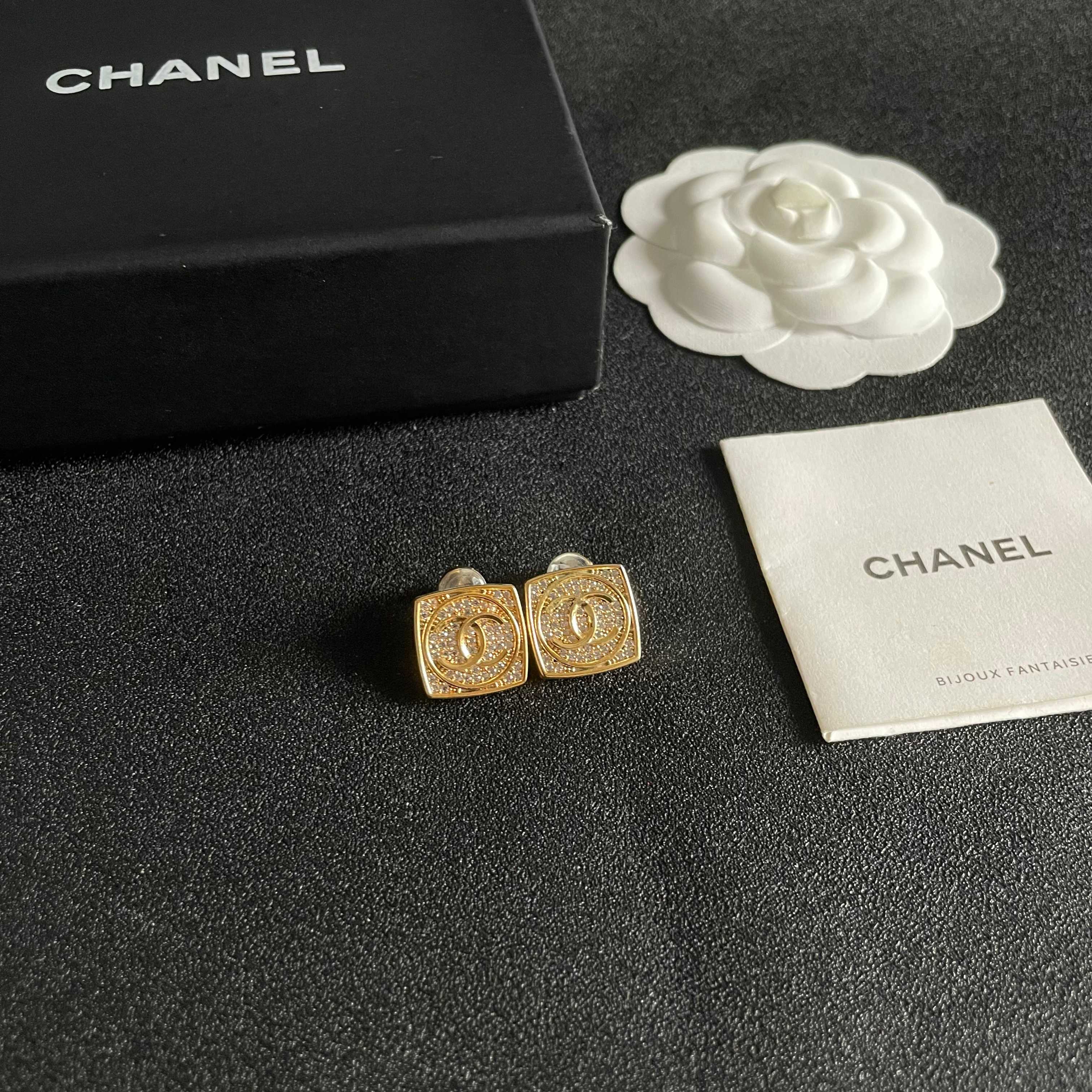Chanel香奈儿 中古 字母 耳钉👀小香家的款式真心无需多介绍😘🎶每一款都超好看，精致大方，非常显气质