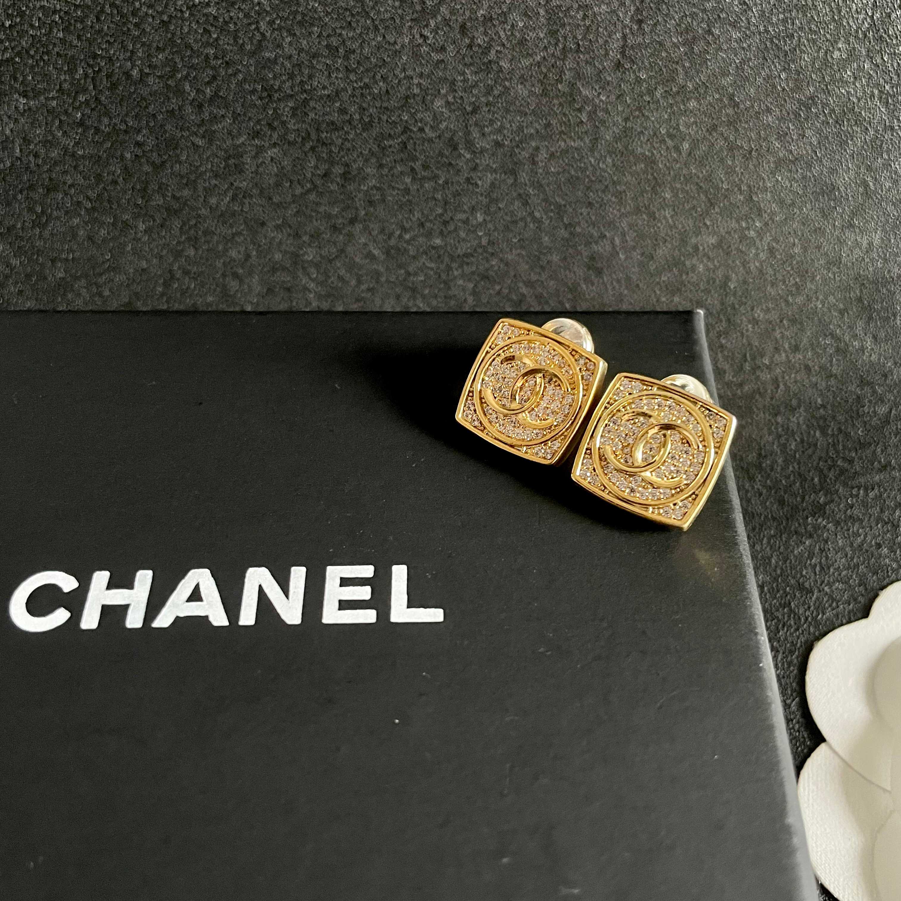 Chanel香奈儿 中古 字母 耳钉👀小香家的款式真心无需多介绍😘🎶每一款都超好看，精致大方，非常显气质