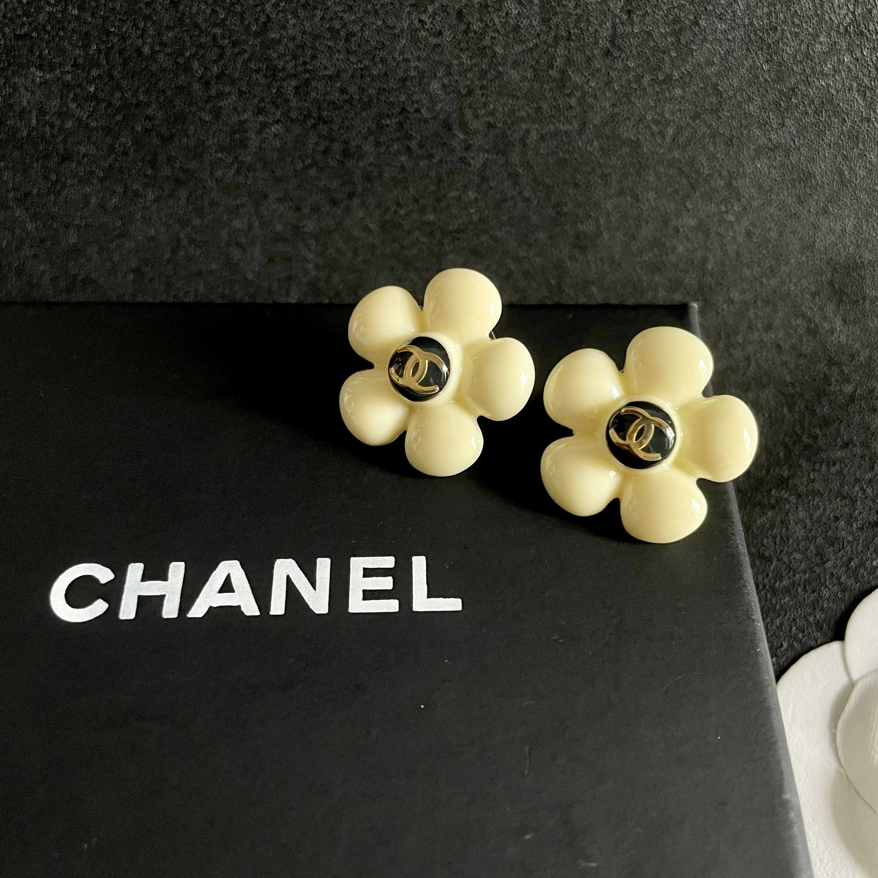 Chanel香奈儿 中古 双C耳钉👀原版复刻logo 小香家的款式真心无需多介绍😘🎶每一款都超好看，精致