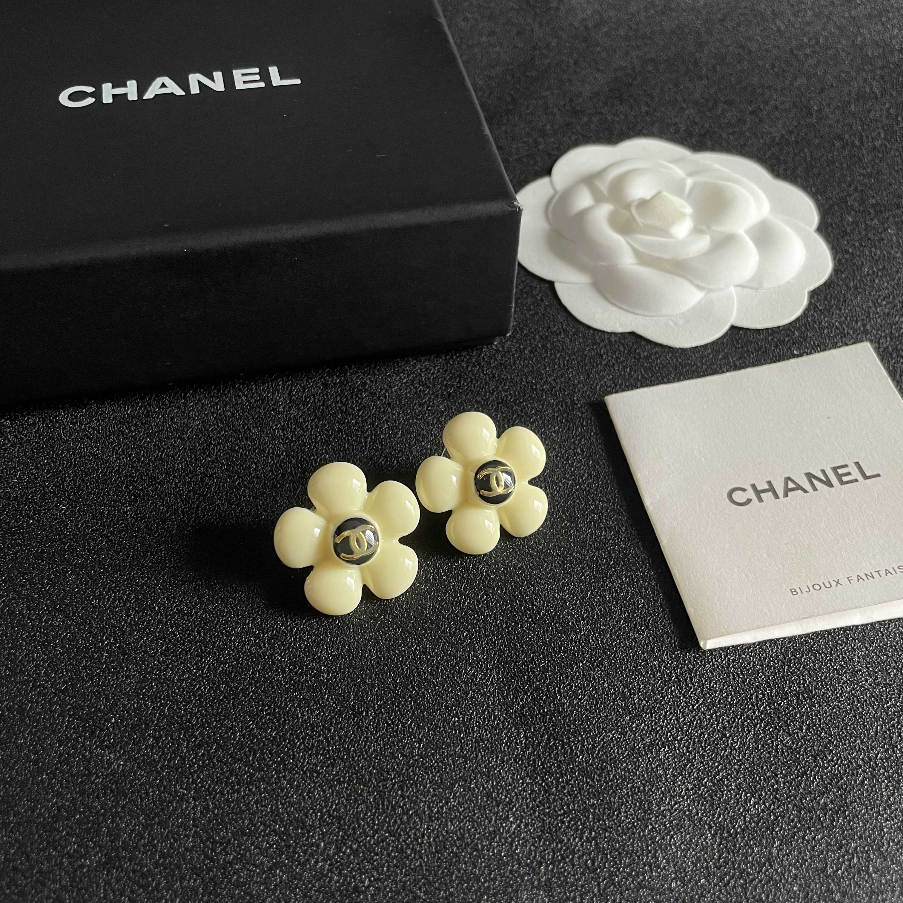 Chanel香奈儿 中古 双C耳钉👀原版复刻logo 小香家的款式真心无需多介绍😘🎶每一款都超好看，精致