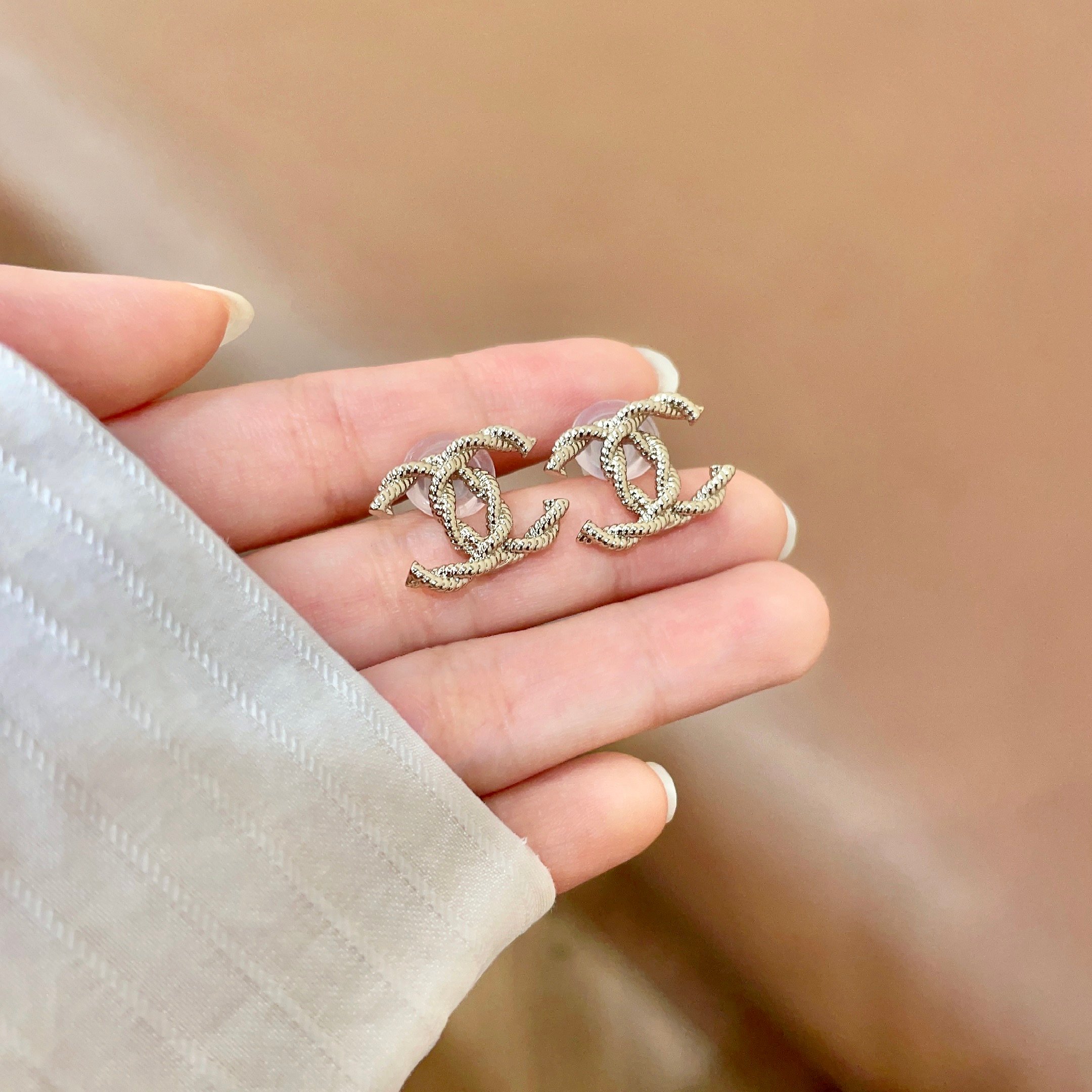 Chanel香奈儿 中古 双C耳钉👀原版复刻logo 小香家的款式真心无需多介绍😘🎶每一款都超好看，精致