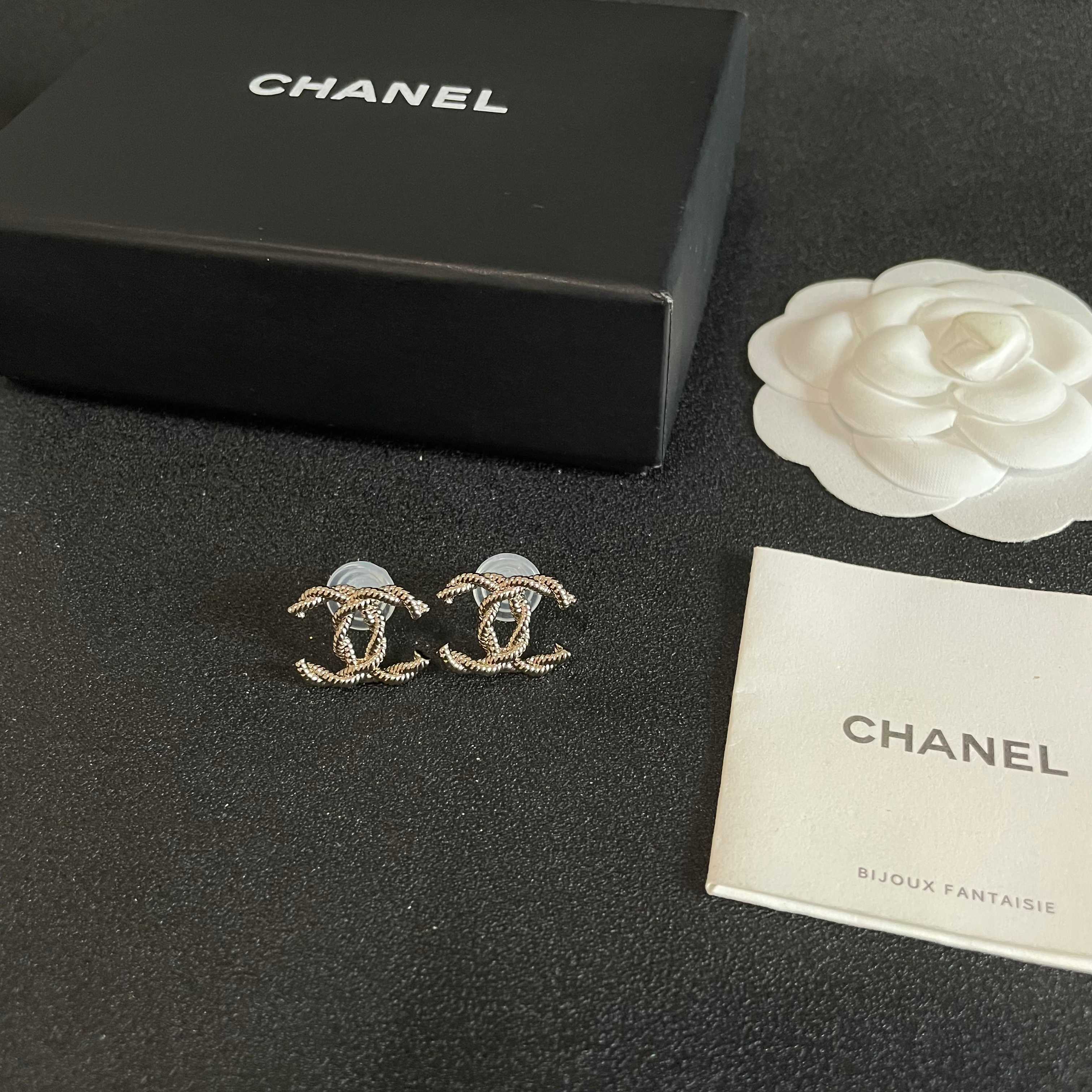 Chanel香奈儿 中古 双C耳钉👀原版复刻logo 小香家的款式真心无需多介绍😘🎶每一款都超好看，精致