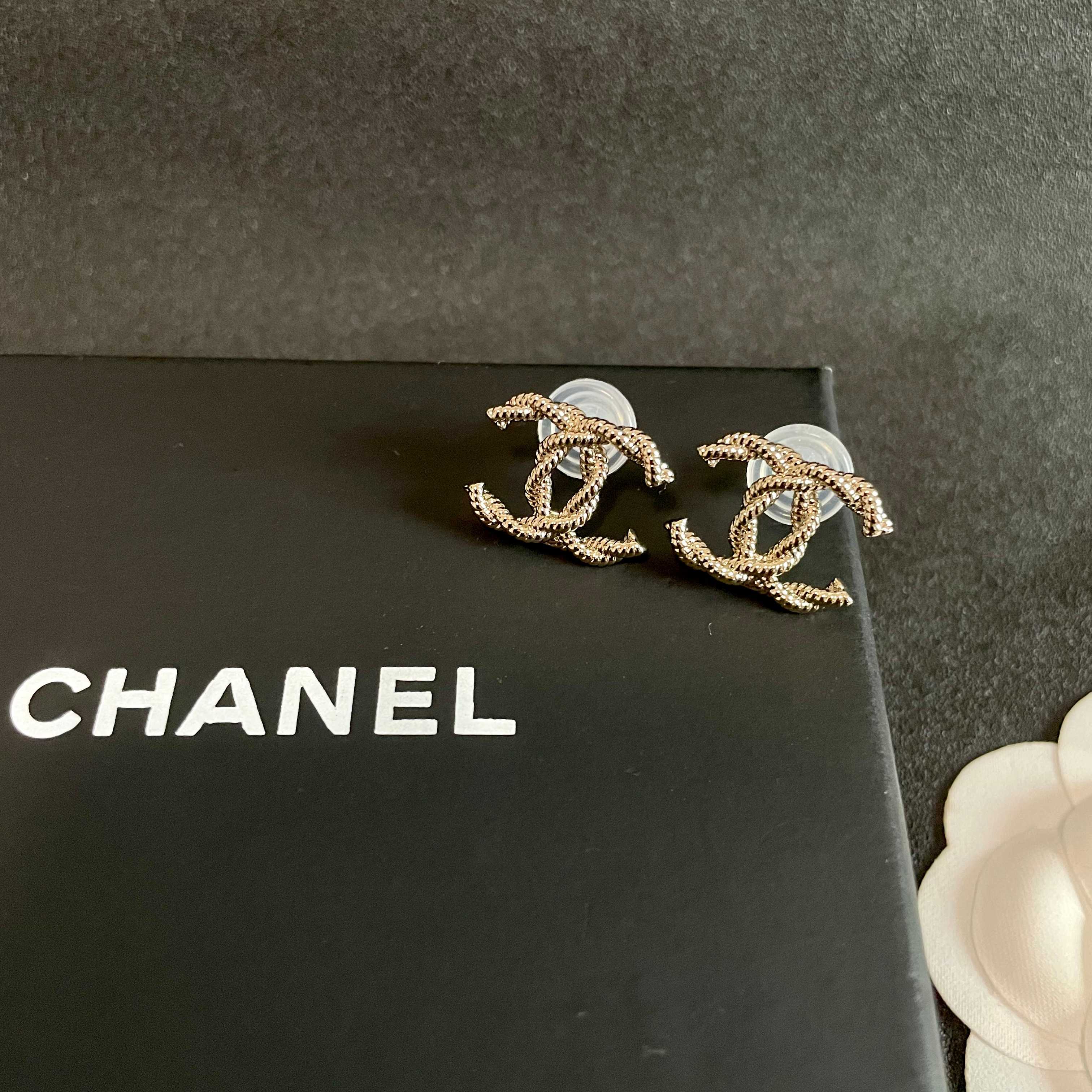 Chanel香奈儿 中古 双C耳钉👀原版复刻logo 小香家的款式真心无需多介绍😘🎶每一款都超好看，精致