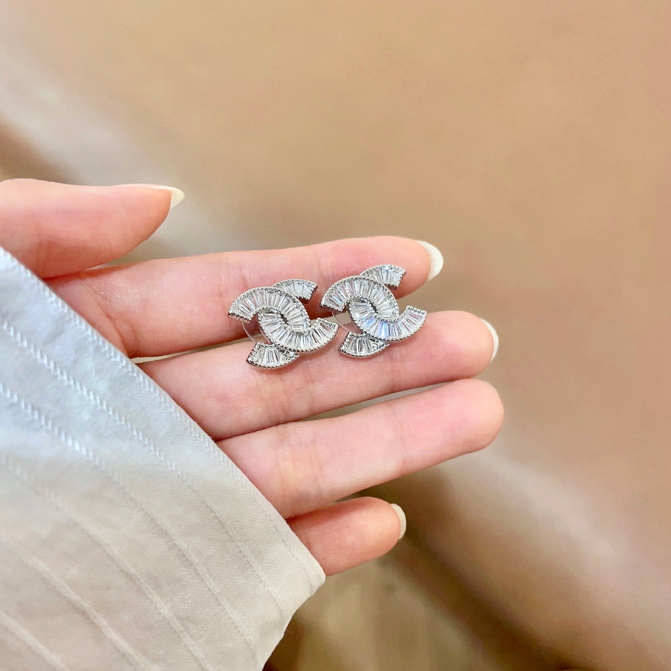 Chanel香奈儿 中古 双C耳钉👀原版复刻logo 小香家的款式真心无需多介绍😘🎶每一款都超好看，精致