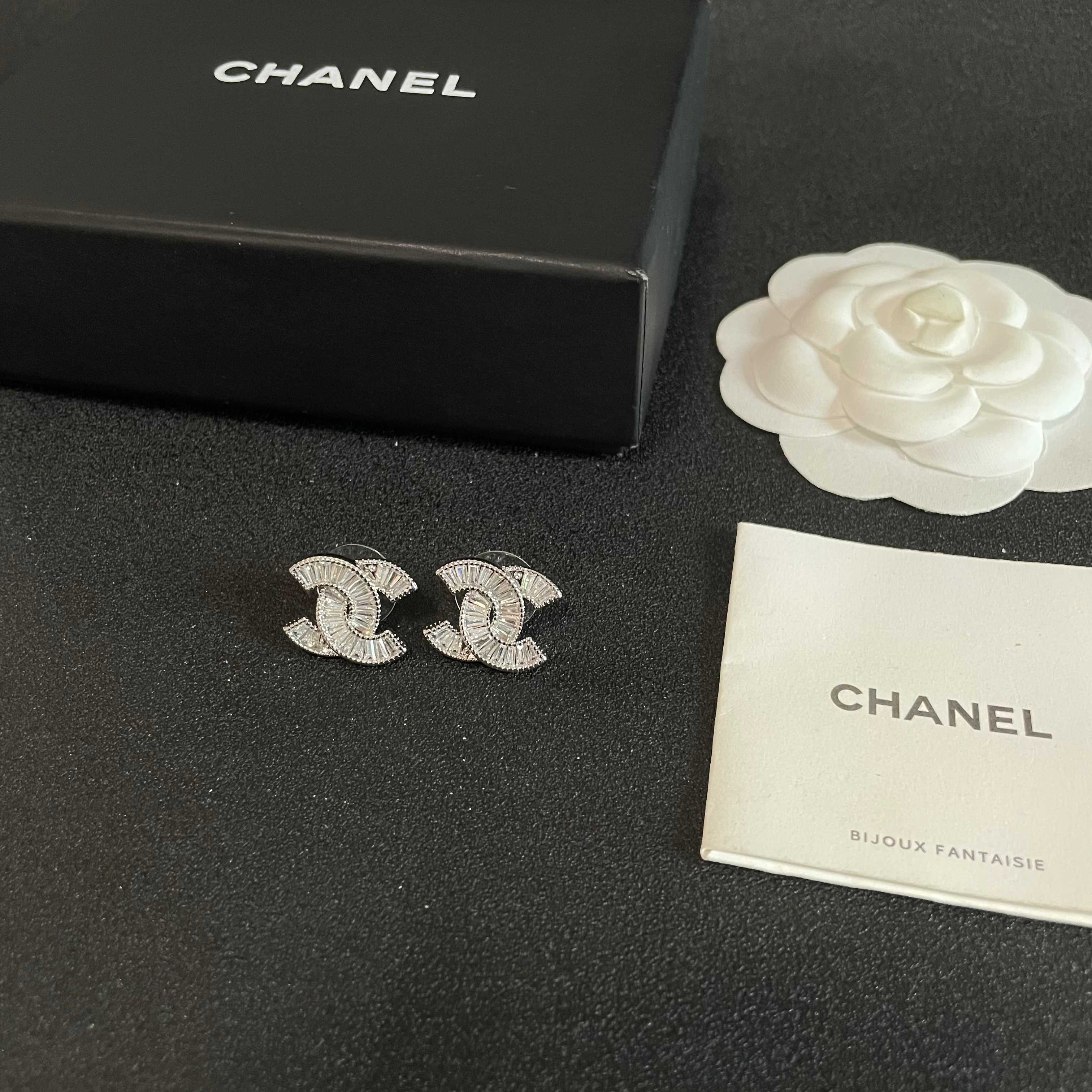 Chanel香奈儿 中古 双C耳钉👀原版复刻logo 小香家的款式真心无需多介绍😘🎶每一款都超好看，精致