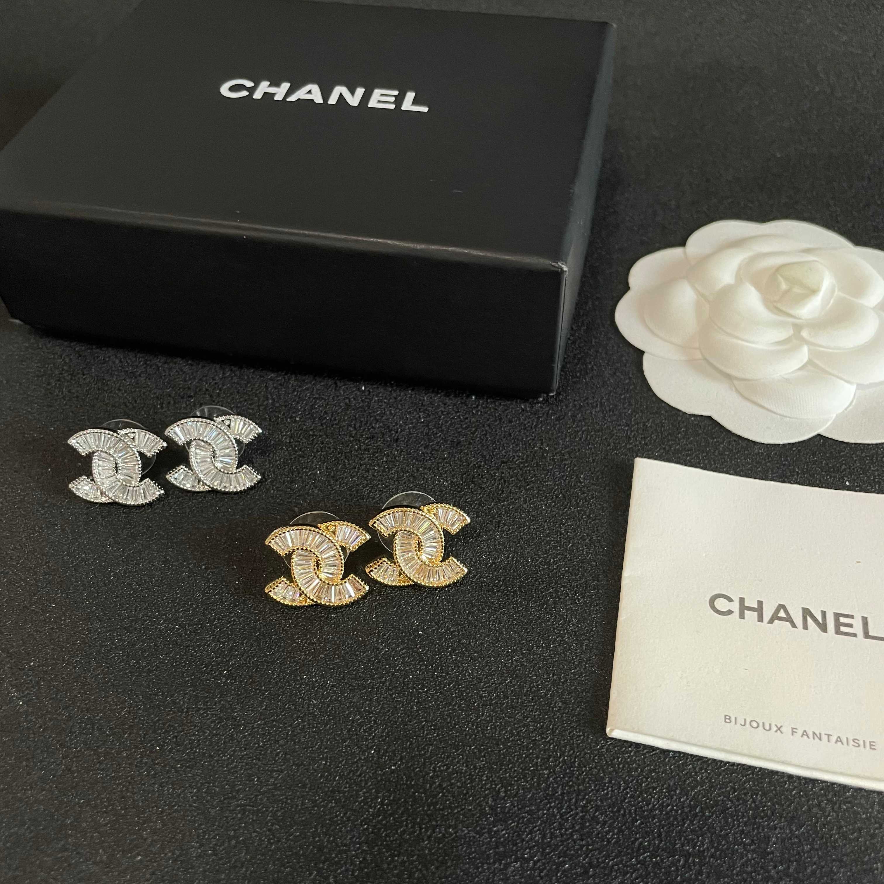 Chanel香奈儿 中古 双C耳钉👀原版复刻logo 小香家的款式真心无需多介绍😘🎶每一款都超好看，精致