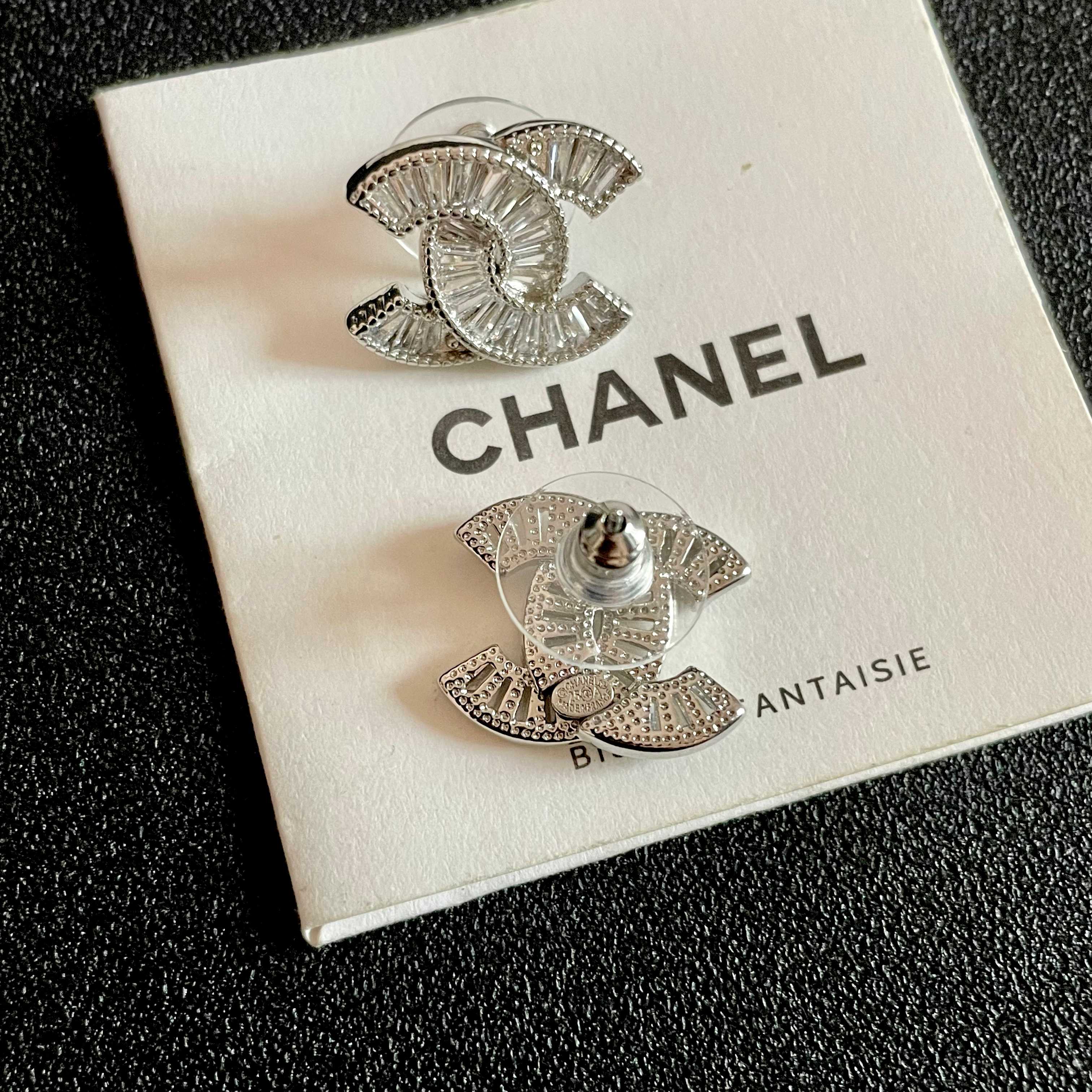 Chanel香奈儿 中古 双C耳钉👀原版复刻logo 小香家的款式真心无需多介绍😘🎶每一款都超好看，精致