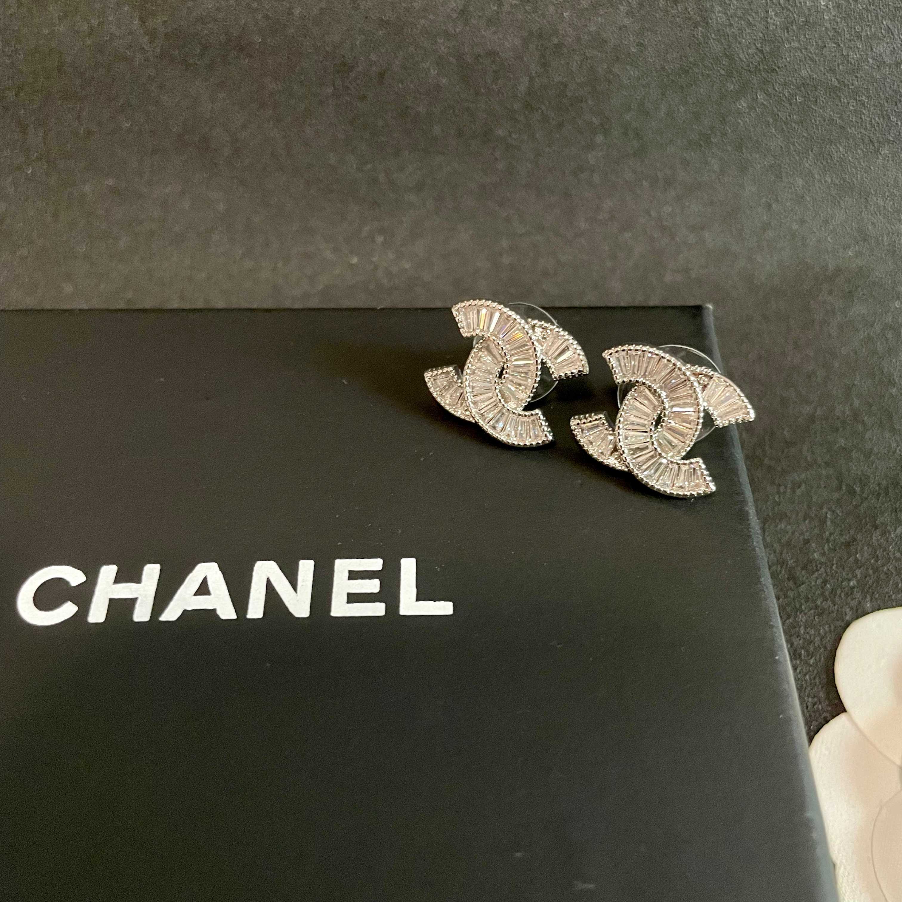 Chanel香奈儿 中古 双C耳钉👀原版复刻logo 小香家的款式真心无需多介绍😘🎶每一款都超好看，精致