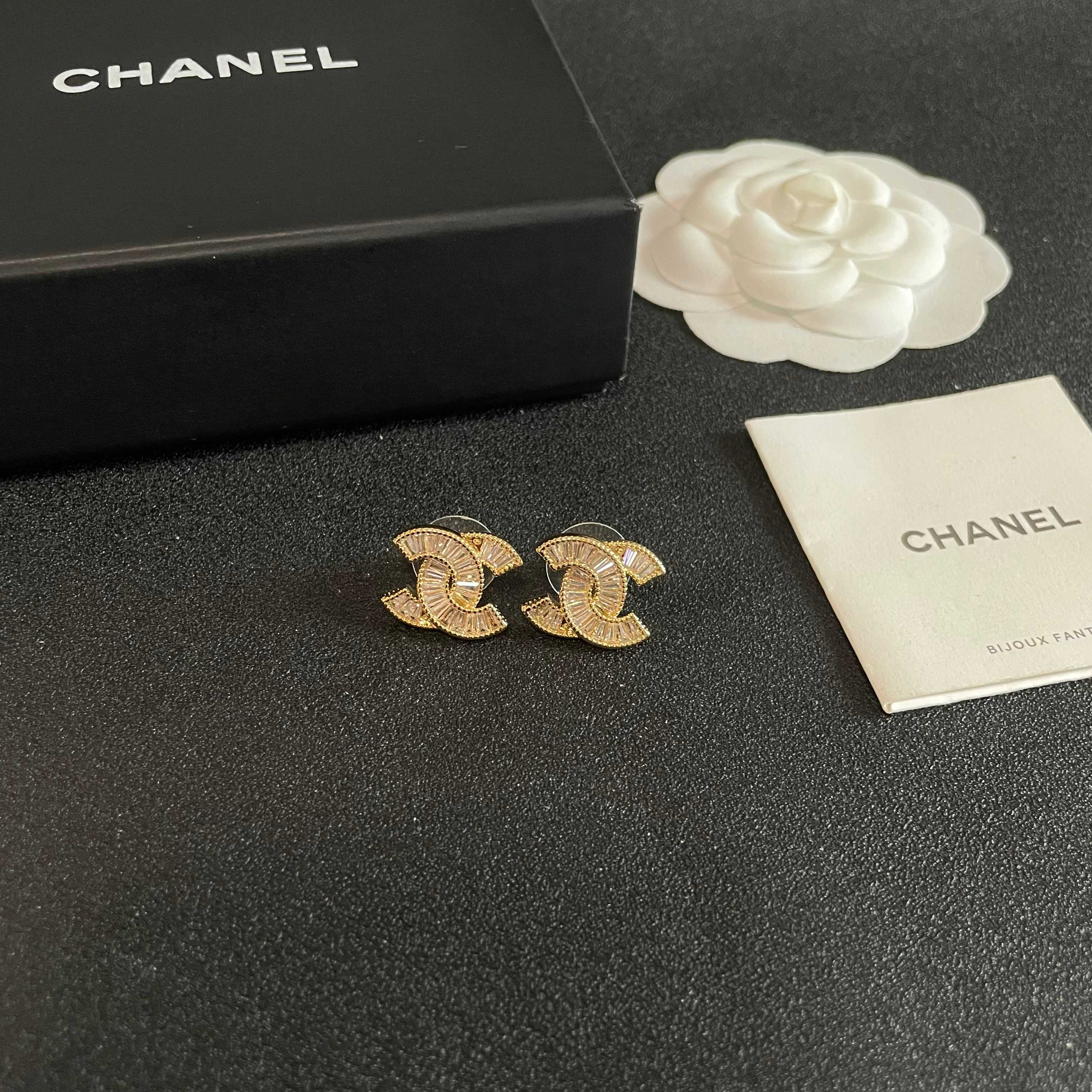 Chanel香奈儿 中古 双C耳钉👀原版复刻logo 小香家的款式真心无需多介绍😘🎶每一款都超好看，精致