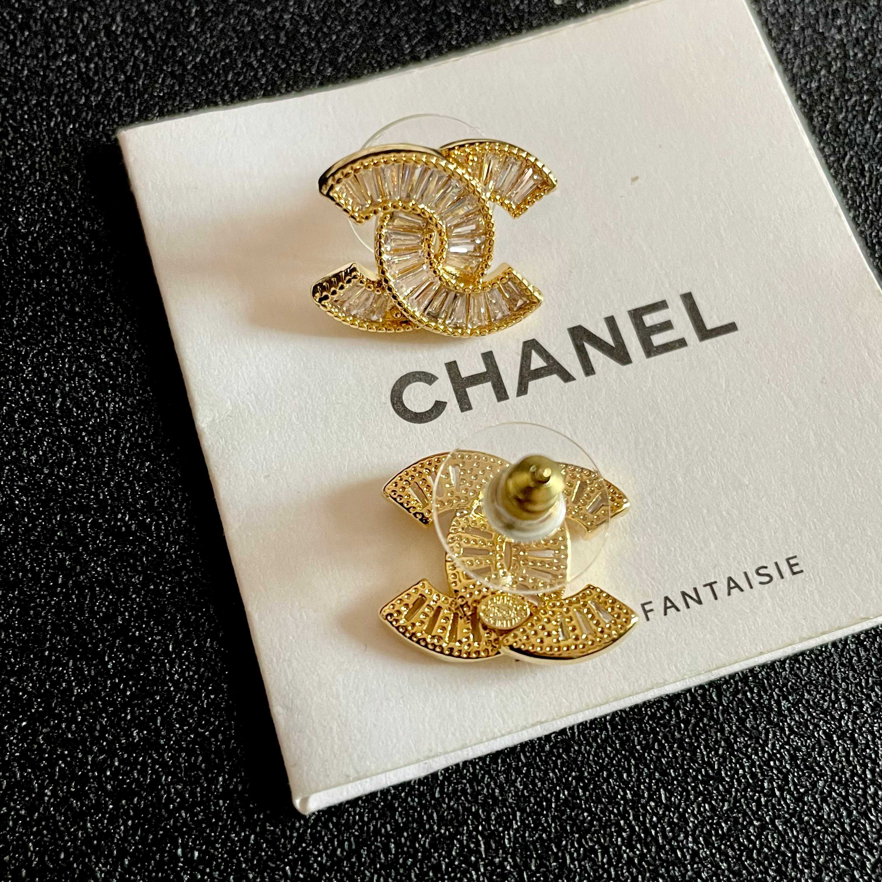 Chanel香奈儿 中古 双C耳钉👀原版复刻logo 小香家的款式真心无需多介绍😘🎶每一款都超好看，精致