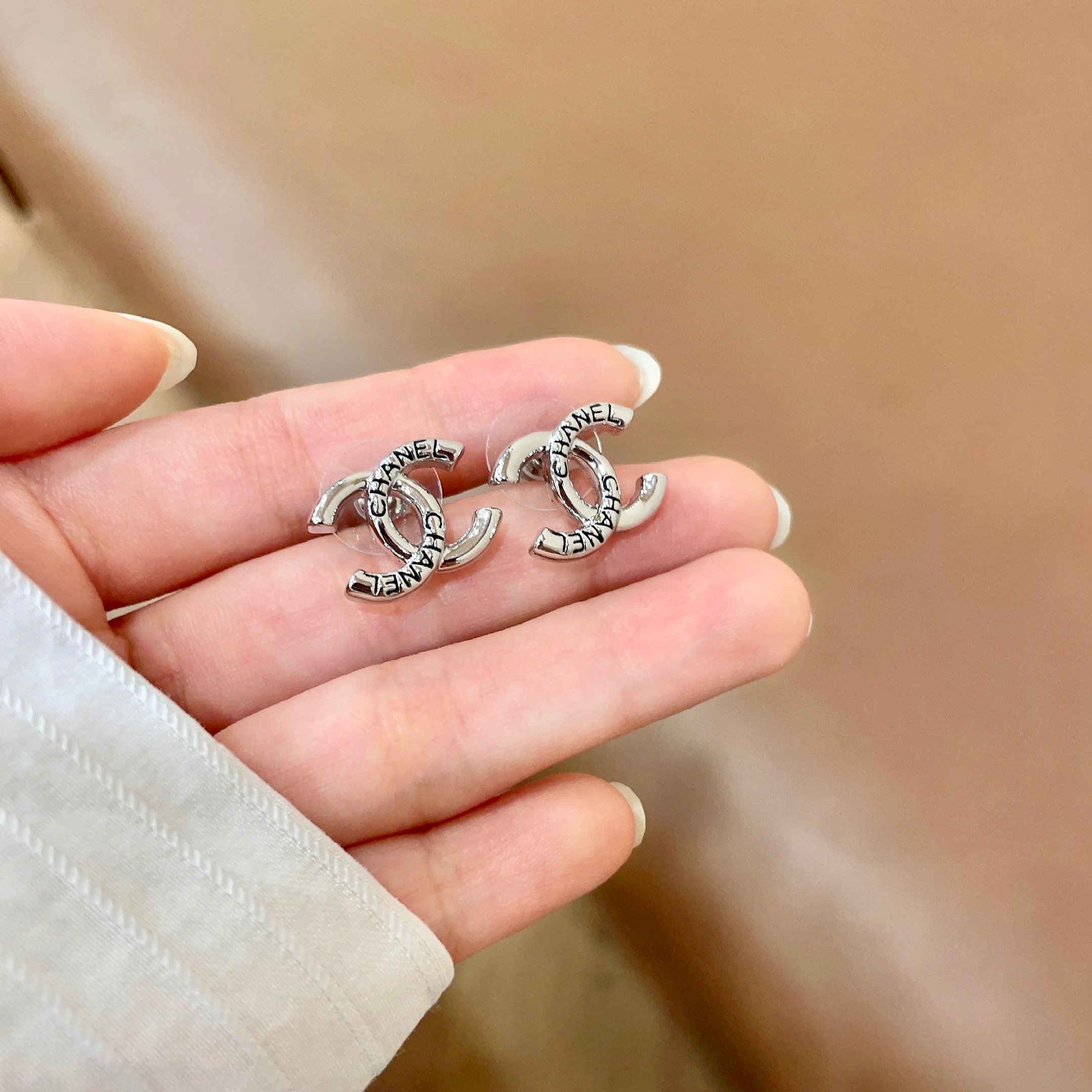 Chanel香奈儿 中古 双C耳钉👀原版复刻logo 小香家的款式真心无需多介绍😘🎶每一款都超好看，精致