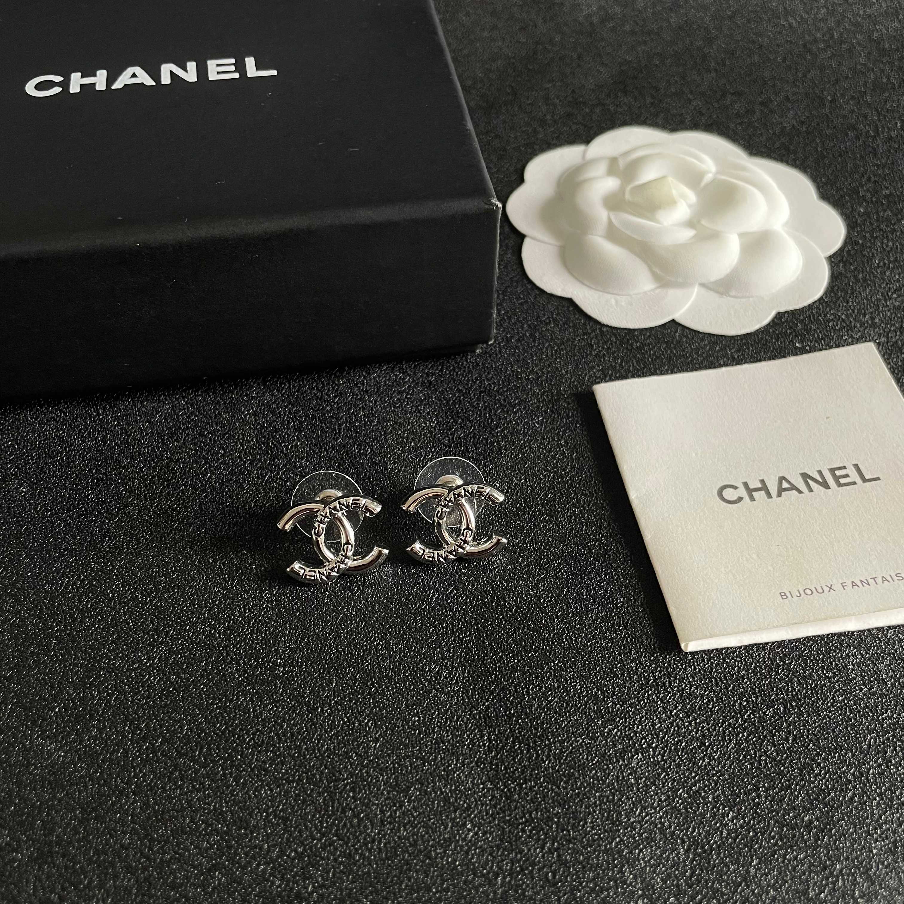 Chanel香奈儿 中古 双C耳钉👀原版复刻logo 小香家的款式真心无需多介绍😘🎶每一款都超好看，精致