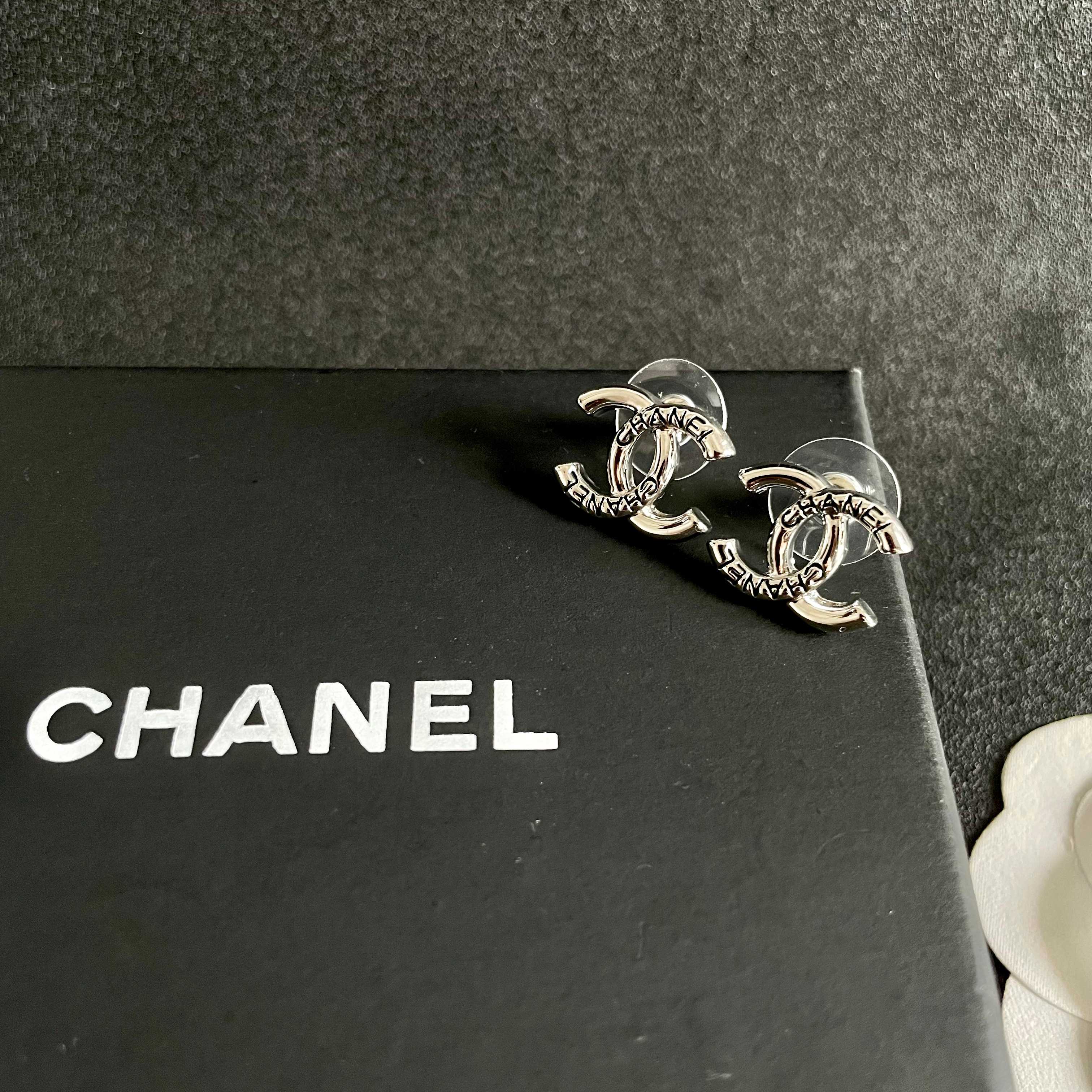 Chanel香奈儿 中古 双C耳钉👀原版复刻logo 小香家的款式真心无需多介绍😘🎶每一款都超好看，精致