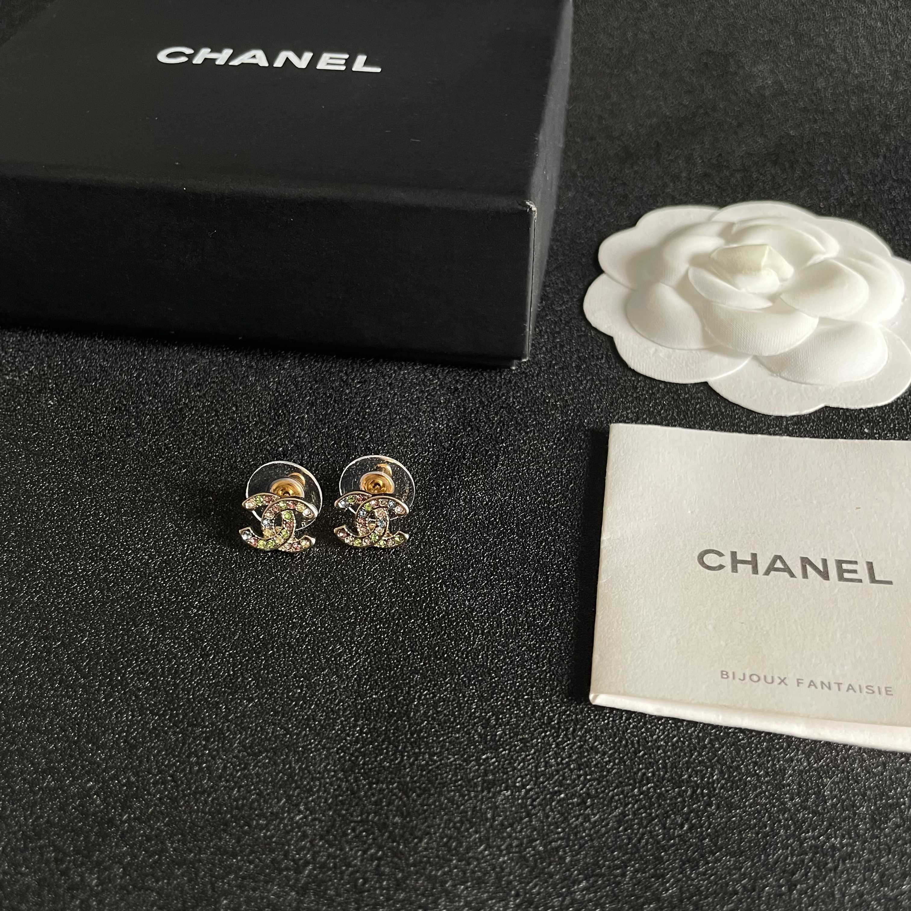 Chanel香奈儿 中古 字母 耳钉👀小香家的款式真心无需多介绍😘🎶每一款都超好看，精致大方，非常显气质