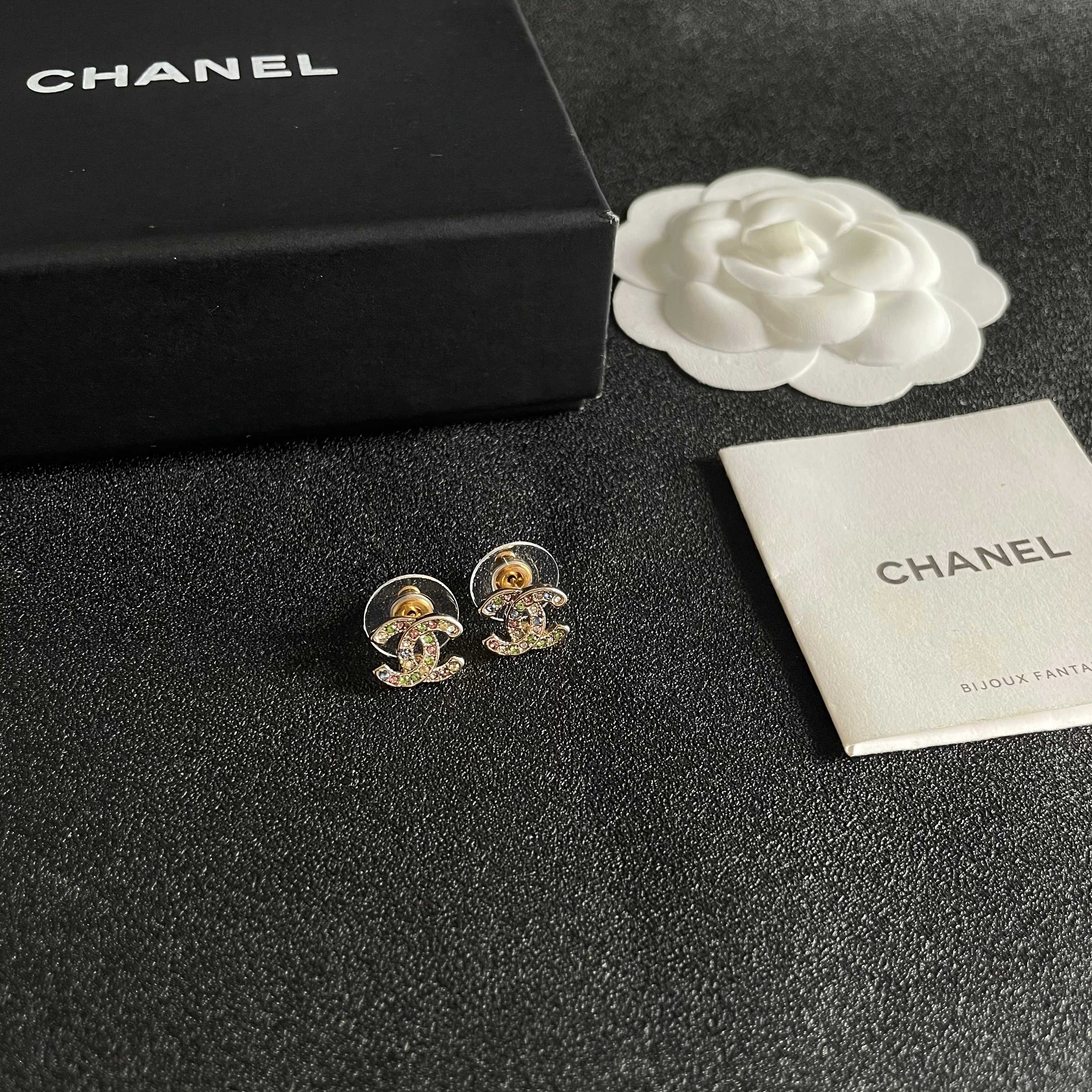 Chanel香奈儿 中古 字母 耳钉👀小香家的款式真心无需多介绍😘🎶每一款都超好看，精致大方，非常显气质
