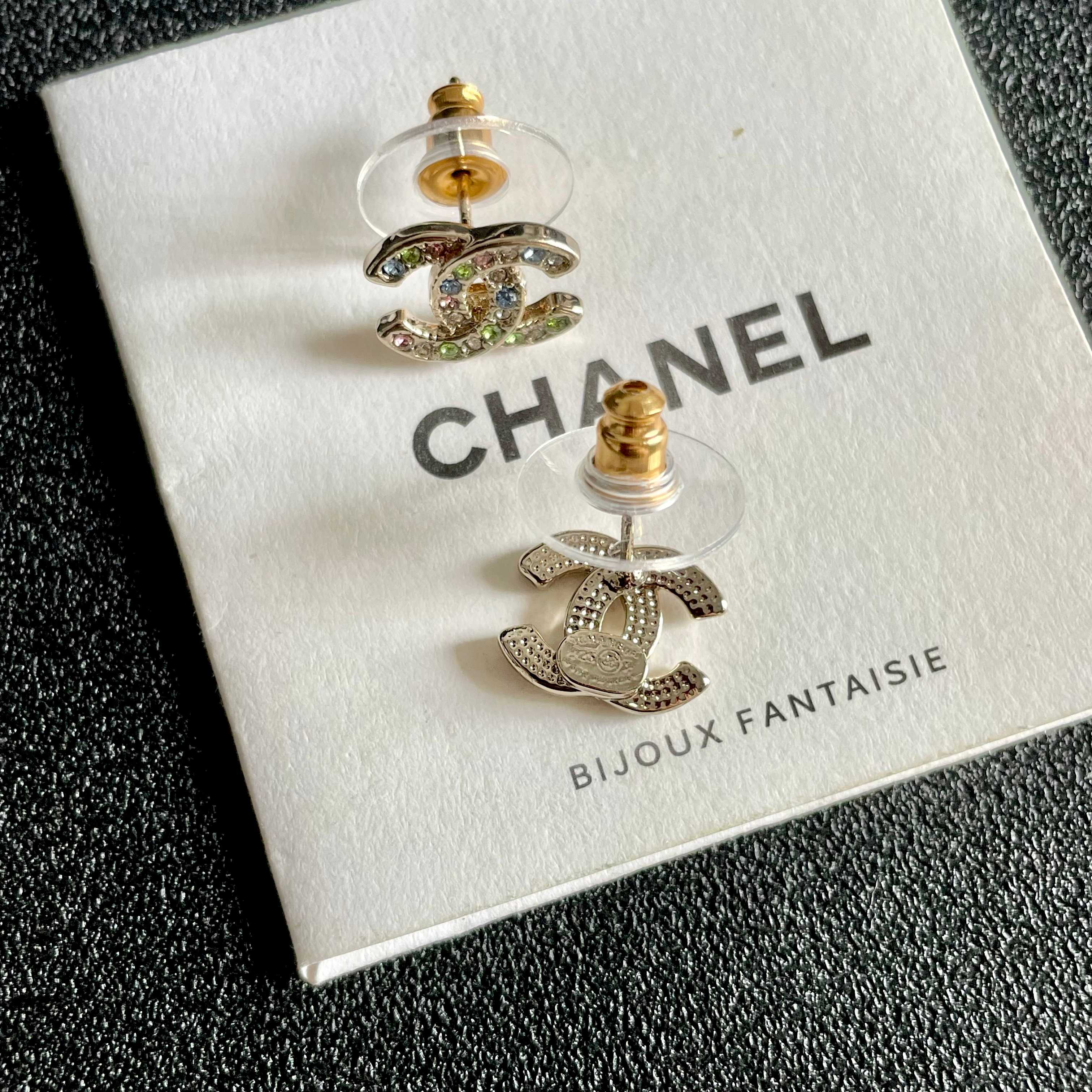 Chanel香奈儿 中古 字母 耳钉👀小香家的款式真心无需多介绍😘🎶每一款都超好看，精致大方，非常显气质
