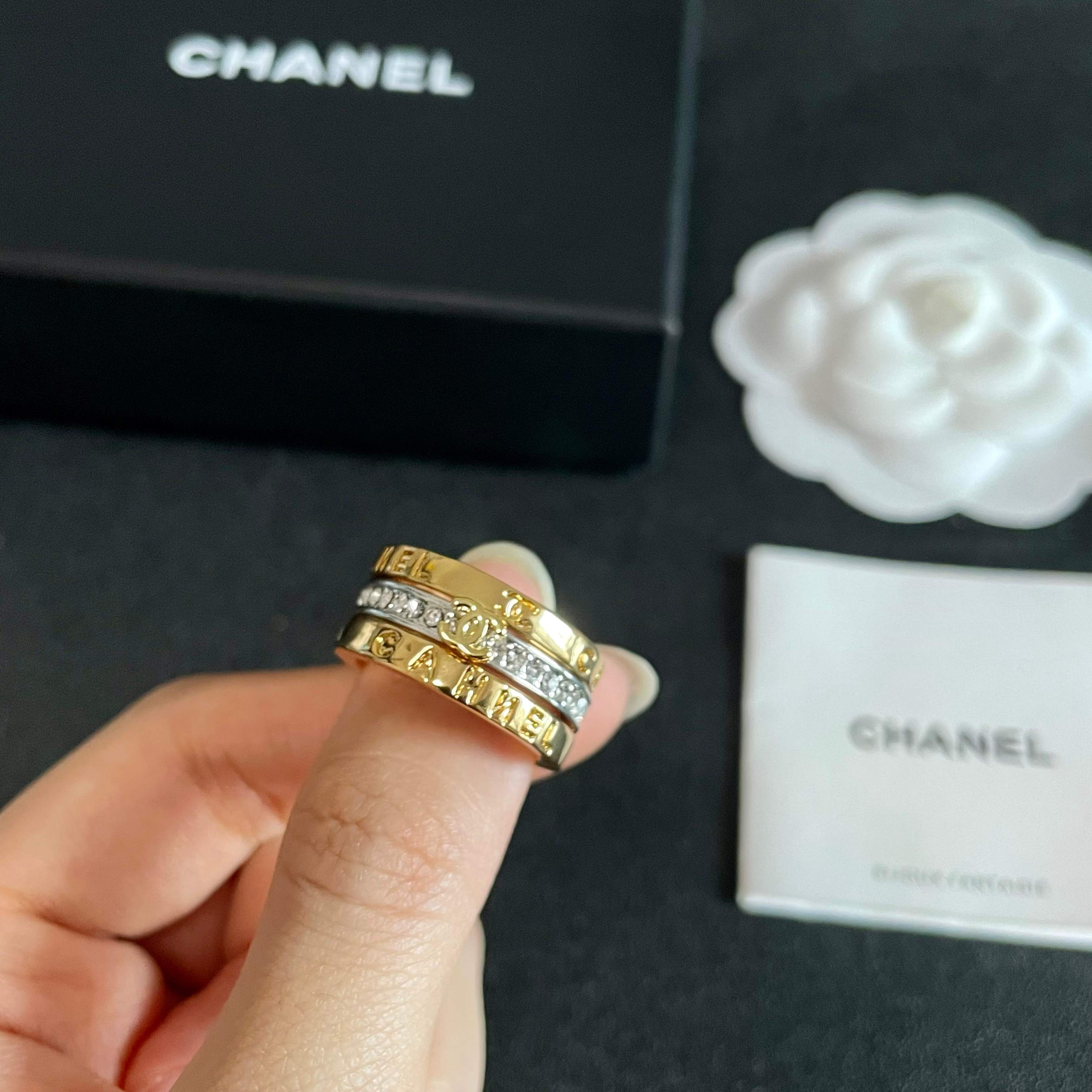 🌺小香风Chanel字母双C造型戒指！一戴就忍不住想夸的一款，简约的设计，超精致又显手白，简直爱了！又可