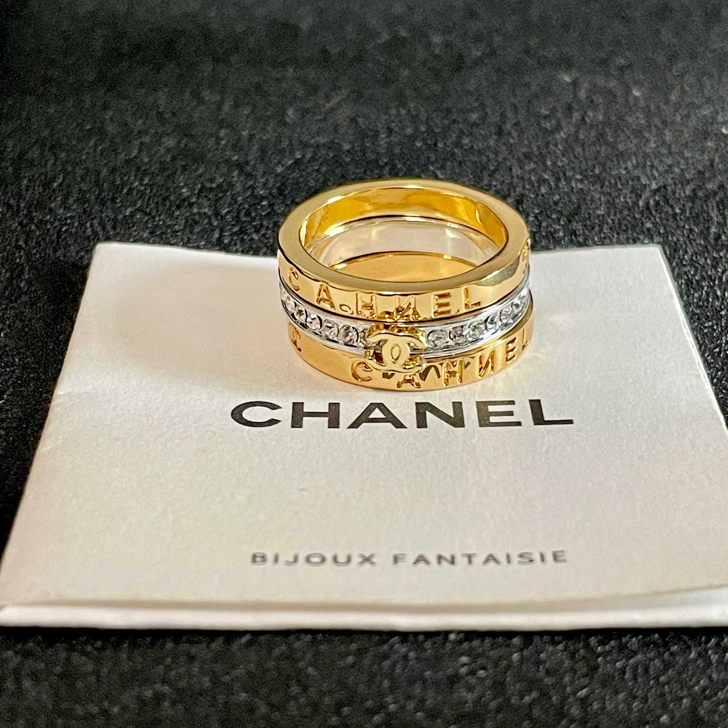 🌺小香风Chanel字母双C造型戒指！一戴就忍不住想夸的一款，简约的设计，超精致又显手白，简直爱了！又可