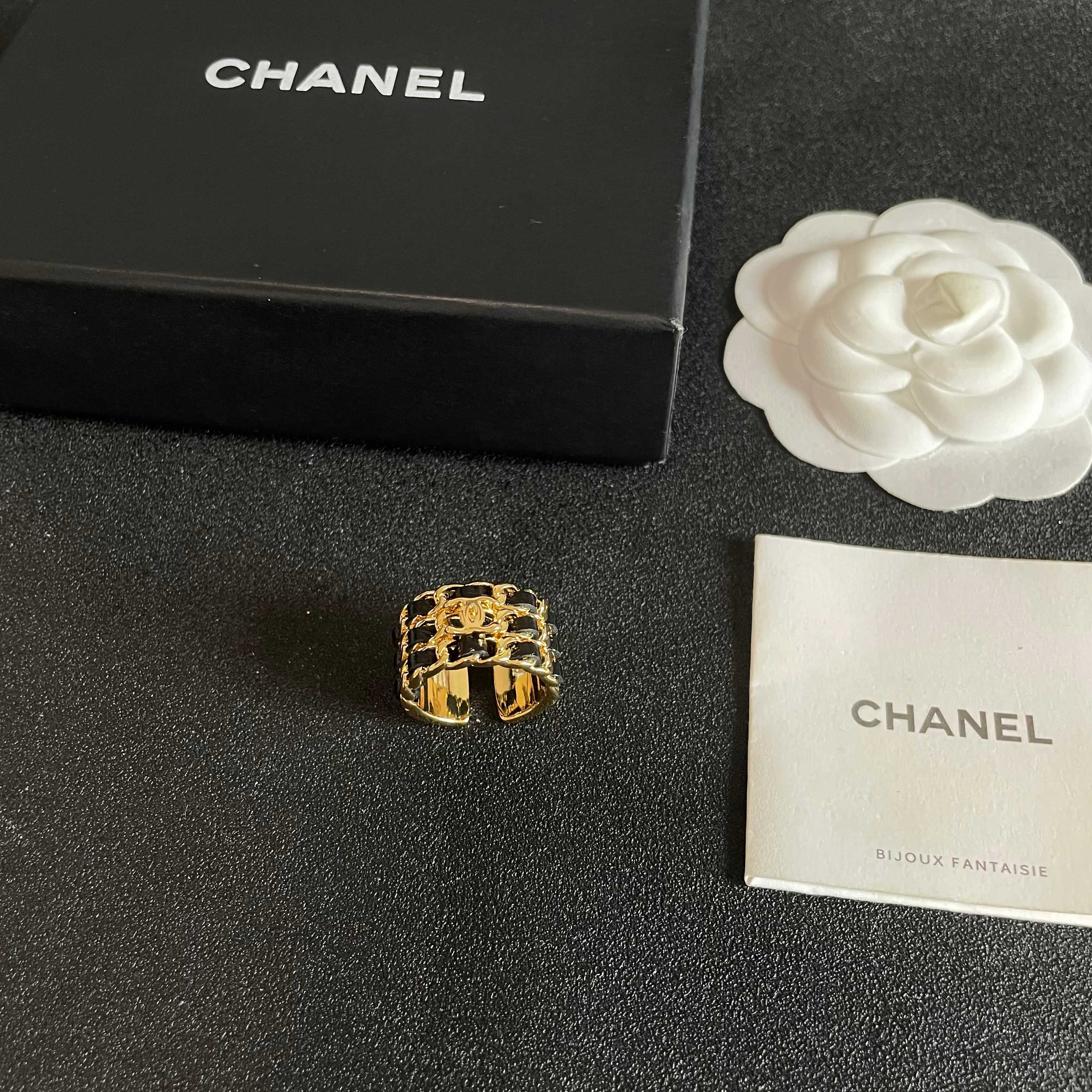 🌺小香风Chanel字母双C造型戒指！一戴就忍不住想夸的一款，简约的设计，超精致又显手白，简直爱了！又可