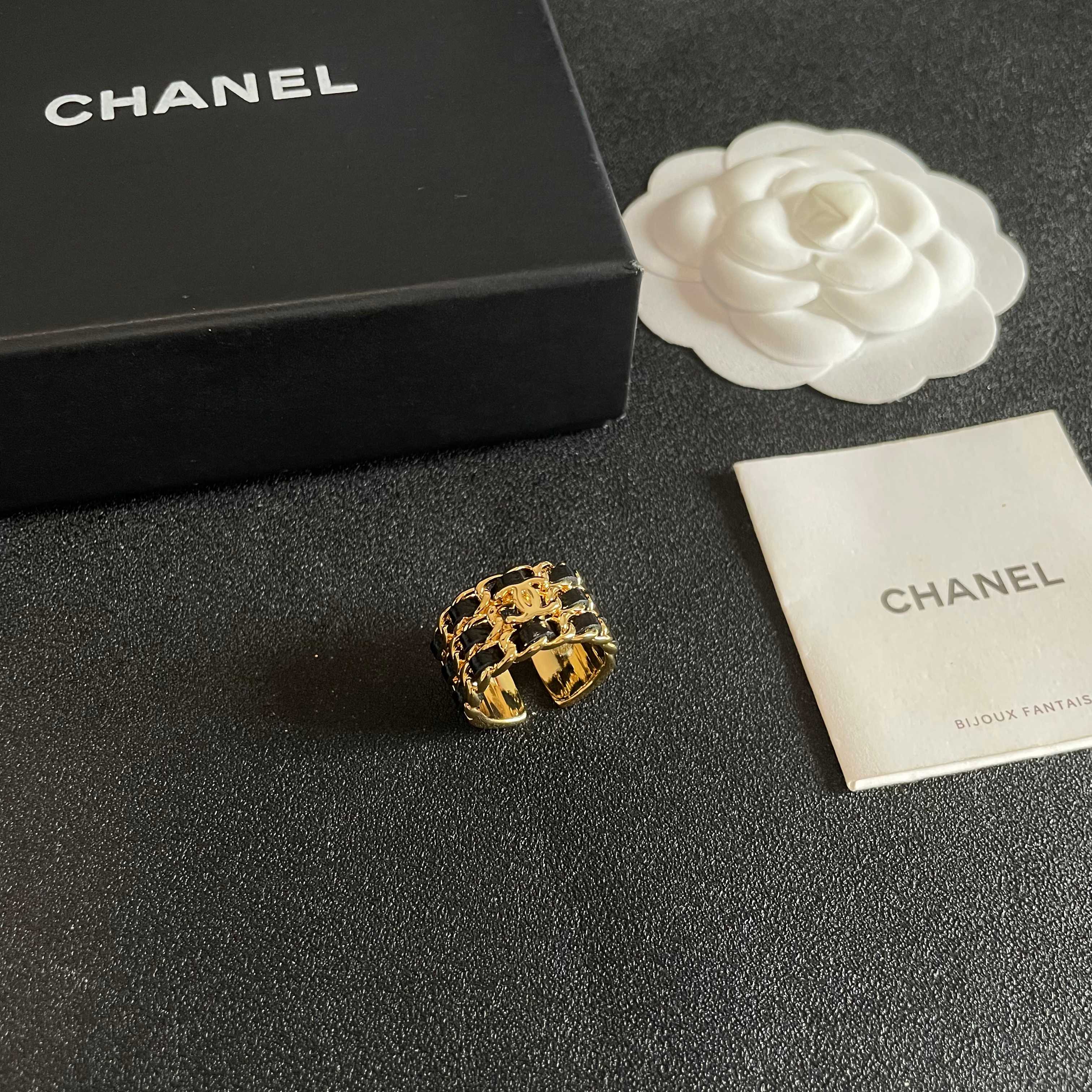 🌺小香风Chanel字母双C造型戒指！一戴就忍不住想夸的一款，简约的设计，超精致又显手白，简直爱了！又可