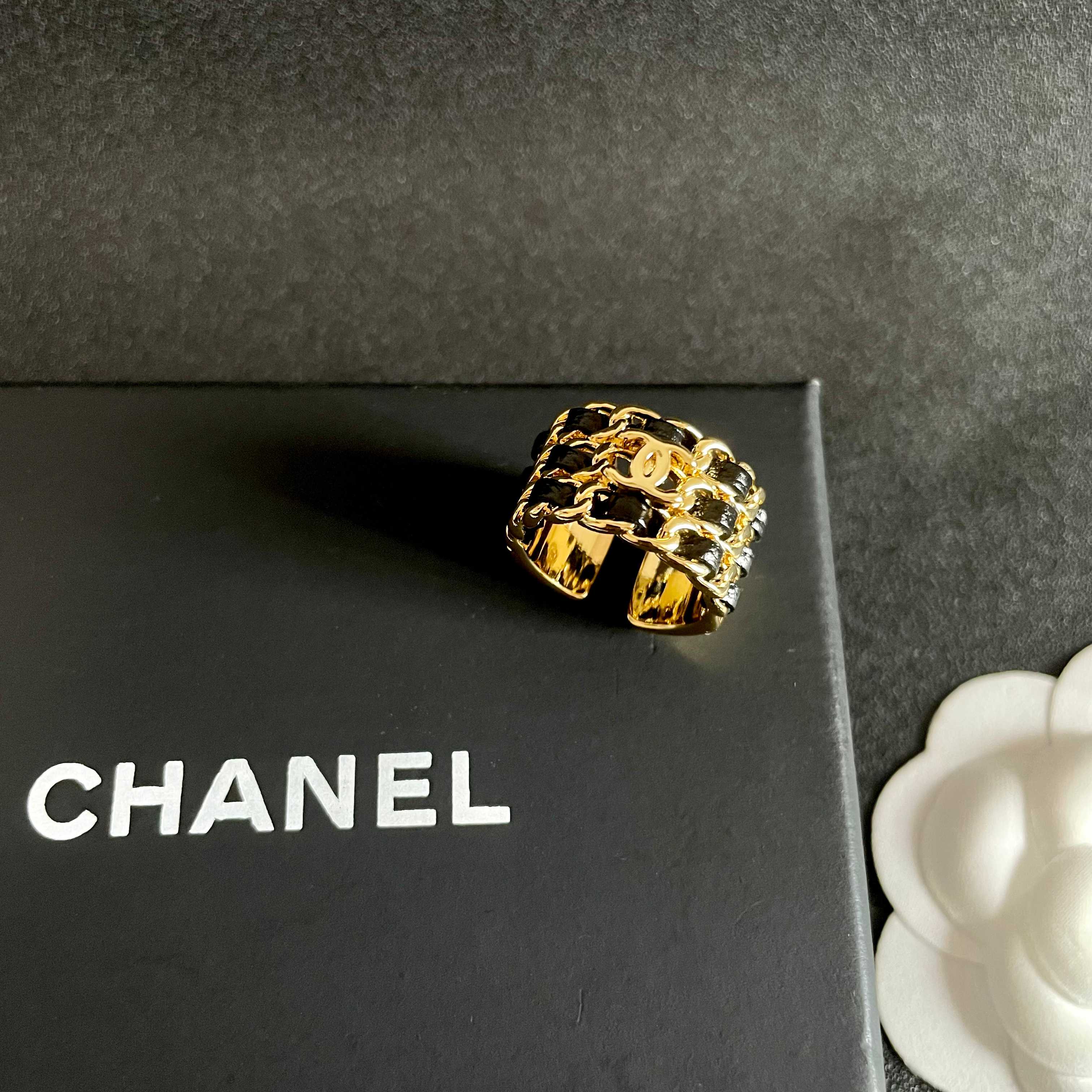 🌺小香风Chanel字母双C造型戒指！一戴就忍不住想夸的一款，简约的设计，超精致又显手白，简直爱了！又可